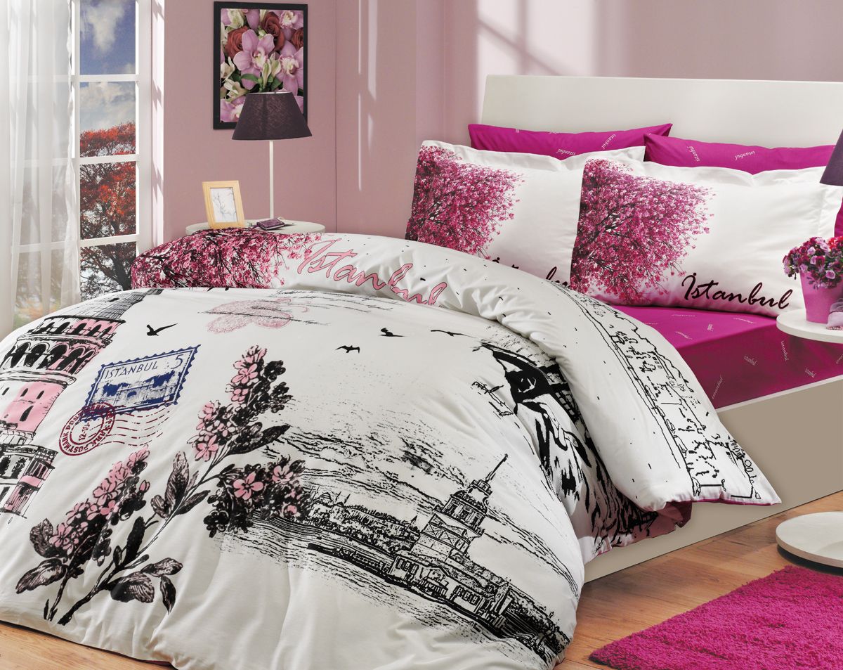 Комплект белья Hobby Home Collection Istanbul Panaroma, евро, наволочки 50x70, 70x70, цвет: розовый1501000113 Комплект белья Hobby Home Collection Istanbul Panaroma, евро, наволочки 50x70, 70x70, цвет: розовый1501000113Комплект белья Hobby Home Collection состоит из простыни, пододеяльника и 4 наволочек. Белье выполнено из поплина - это ткань из 100% натурального хлопка. По легенде этот материал впервые произвели во французской резиденции Папы Римского, городе Авиньон. За это ткань назвали поплином, что означает папский. По своим характеристикам она напоминает бязь, однако, на ощупь гораздо более мягкая и гладкая. Прекрасные потребительские качества обеспечили поплину популярность у розничного покупателя: ткань не выцветает и не мнется, ее можно не гладить вообще; не линяет и не деформируется при стирке до сорока градусов; на сто процентов состоит из натуральных хлопковых волокон.