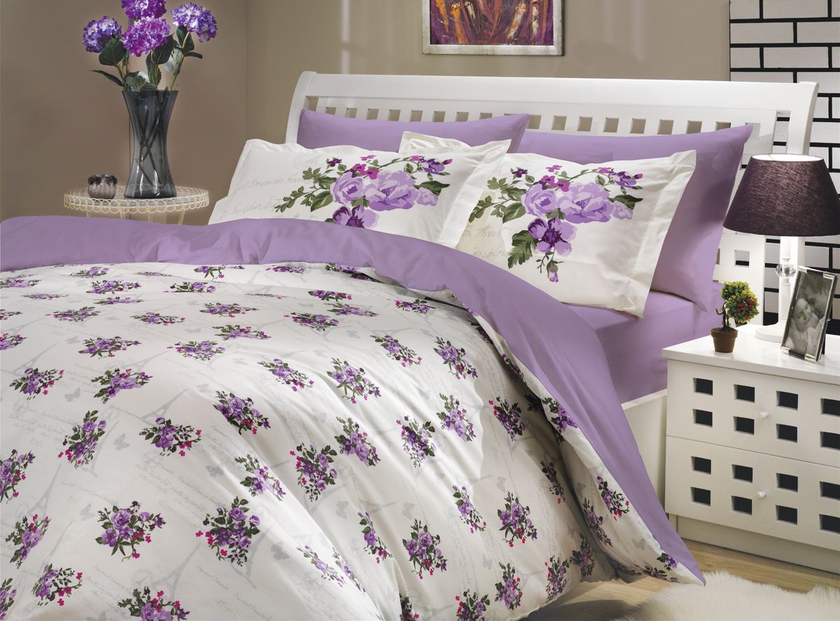 Комплект белья Hobby Home Collection Paris Spring, 1,5-спальный, наволочка 50х70, цвет: лиловый1501000141 Комплект белья Hobby Home Collection Paris Spring, 1,5-спальный, наволочка 50х70, цвет: лиловый1501000141Комплект постельного белья Hobby Home Collection изготовлен из высококачественного поплина. Поплин - это ткань, изготавливаемая традиционным полотняным плетением из 100% хлопка, но из нитей разного калибра, за счет чего полотно получается с легким рубчиковым рельефом. По многим характеристикам ткань похожа на бязь, но на ощупь гораздо приятнее — более гладкая и мягкая. Поплин обладает лучшими свойствами ткани для постельного белья. Он плотный и в то же время мягкий на ощупь, износостойкий, немнущийся, гигроскопичный и неприхотливый в уходе, а после стирки практически не нуждается в глажке. Поплин обладает множеством преимуществ: - белье из него плотное, прочное и износостойкое; - не выцветает и не сминается; - не линяет и не деформируется (при стирке до 40°С); - натуральный хлопок в составе обеспечивает абсолютную гигиеничность постельного белья; - поплин хорошо вентилируется и впитывает влагу, отводя ее излишки от тела. По легенде этот...