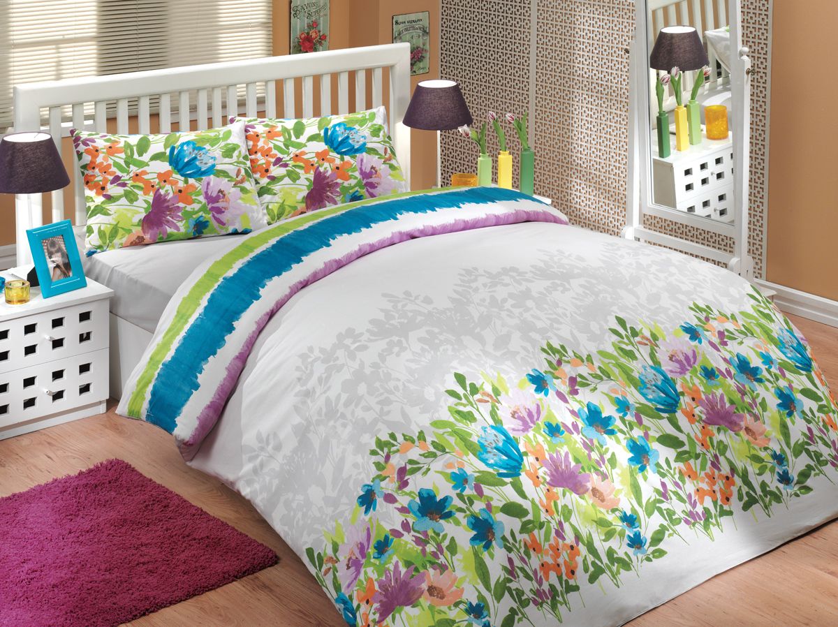 Комплект белья Hobby Home Collection Lilian, семейный, наволочки 50x70, 70x70, цвет: синий10503 Комплект белья Hobby Home Collection Lilian, семейный, наволочки 50x70, 70x70, цвет: синий10503Комплект постельного белья Hobby Home Collection изготовлен из высококачественного ранфорса (100% натурального хлопка). Ранфорс по своим техническим и тактильным свойствам значительно лучше бязи, практичнее льна и служит более недорогой альтернативой сатину. Ткань подстраивается под температуру воздуха: зимой на таком белье тепло, а летом прохладно. Белье легко стирается, обладает высокой гигроскопичностью и воздухопроницаемостью. Оно является достаточно прочным и стойким к деформациям, поэтому способно выдержать многочисленные циклы стирки. При этом на протяжении всего срока службы белье сохраняет мягкость и легкость. Стильный продукт с оригинальными дизайнами станет отличным выбором для людей, стремящихся всегда быть в центре внимания.