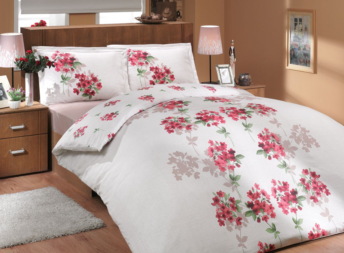 Комплект белья Hobby Home Collection Viyella, евро, наволочки 50x70, 70x70, цвет: красный1501000289 Комплект белья Hobby Home Collection Viyella, евро, наволочки 50x70, 70x70, цвет: красный1501000289Комплект постельного белья Hobby Home Collection изготовлен из высококачественного ранфорса (100% натурального хлопка). Ранфорс по своим техническим и тактильным свойствам значительно лучше бязи, практичнее льна и служит более недорогой альтернативой сатину. Ткань подстраивается под температуру воздуха: зимой на таком белье тепло, а летом прохладно. Белье легко стирается, обладает высокой гигроскопичностью и воздухопроницаемостью. Оно является достаточно прочным и стойким к деформациям, поэтому способно выдержать многочисленные циклы стирки. При этом на протяжении всего срока службы белье сохраняет мягкость и легкость. Стильный продукт с оригинальными дизайнами станет отличным выбором для людей, стремящихся всегда быть в центре внимания.