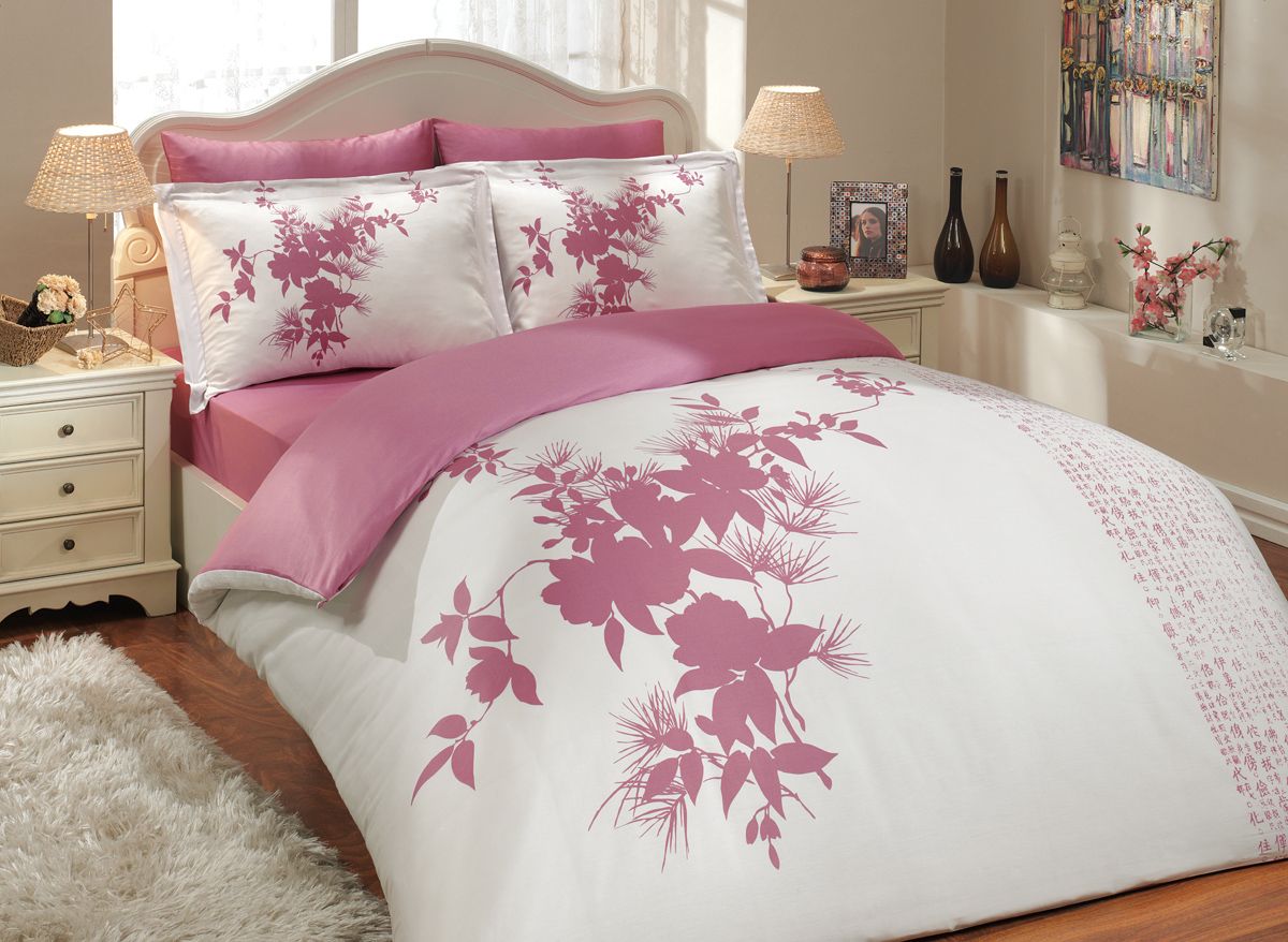 Комплект белья Hobby Home Collection Estate, евро, наволочки 50x70, 70x70, цвет: фуксия1501000305 Комплект белья Hobby Home Collection Estate, евро, наволочки 50x70, 70x70, цвет: фуксия1501000305Комплект белья Hobby Home Collection состоит из простыни, пододеяльника и 4 наволочек. Белье выполнено из сатина. Это блестящая и плотная ткань из 100% натурального хлопка высокого качества, изготовленная путем сложного переплетения нескольких видов нитей. Сатиновое переплетение придает тканям повышенное сопротивление к истиранию. Красивый, изысканный внешний вид, мягкость и нежность ткани позволяет сравнивать сатин с шелком. А по прочности и долговечности сатину вообще нет равных, белье из этой благородной ткани выдерживает более 200 стирок, сохраняя при этом безупречный внешний вид. Помимо своих внешних качеств, ткань отличается хорошей способностью пропускать воздух и прекрасно впитывать влагу, благодаря чему оно подойдет людям, которые не переносят синтетическую ткань и прочие материалы, смешанные с синтетикой. Белье практически не мнется и легко стирается.