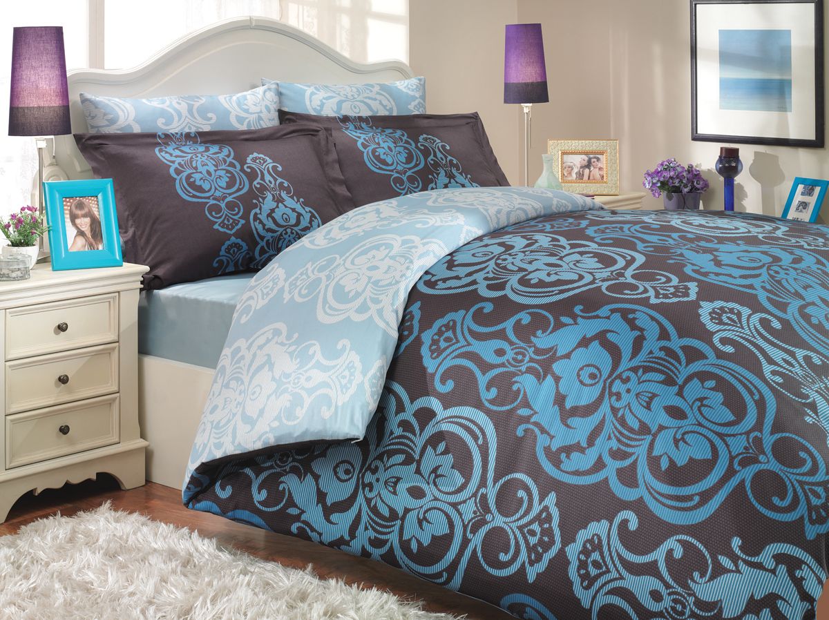 Комплект белья Hobby Home Collection Monart, семейный, наволочки 50x70, 70x70, цвет: синий1501000320 Комплект белья Hobby Home Collection Monart, семейный, наволочки 50x70, 70x70, цвет: синий1501000320Комплект постельного белья Hobby Home Collection изготовлен из высококачественного сатина (100% натурального хлопка путем сложного переплетения нескольких видов нитей). Ткань отличается хорошей способностью пропускать воздух и прекрасно впитывать влагу, благодаря чему подойдет людям, которые не переносят синтетическую ткань и прочие материалы, смешанные с синтетикой. Белье практически не мнется. Достоинства сатина: - он невероятно приятен на ощупь — гладкий, мягкий, нежный и необычайно плотный; - внешне, своим легким блеском, он напоминает дорогостоящий шелк, но по цене значительно ниже; - несмотря на мягкость, сатин прочен и долговечен благодаря особому переплетению нитей (по долговечности сатину нет равных); - ткань из натуральных хлопковых нитей обеспечивает абсолютную гигиеничность и гипоаллергенность; - применение современных технологий при нанесении принта гарантирует высокую цветоустойчивость и возможность создавать разнообразный дизайн....