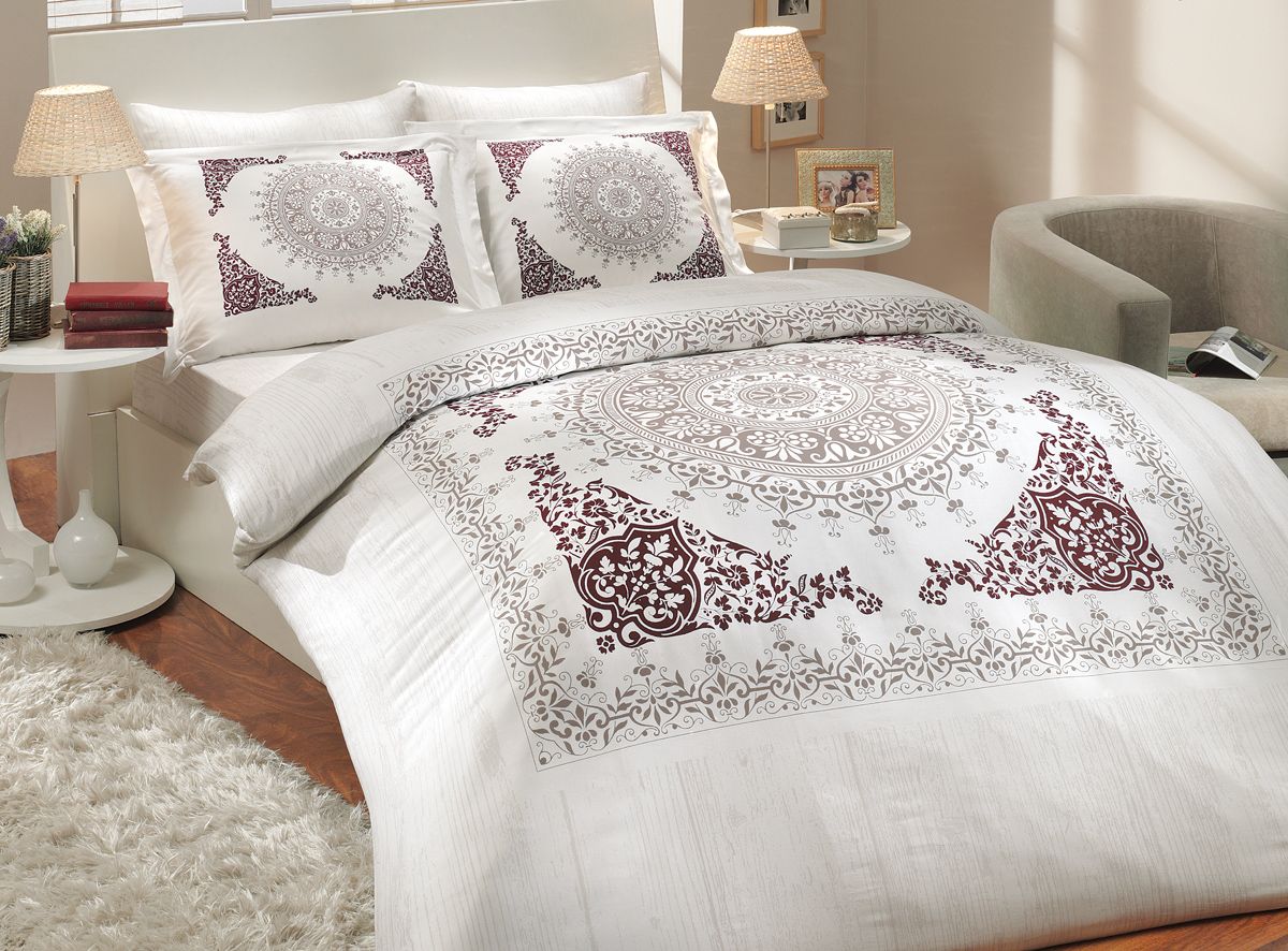 Комплект белья Hobby Home Collection Saphire, семейный, наволочки 50x70, 70x70, цвет: бордовый1501000322 Комплект белья Hobby Home Collection Saphire, семейный, наволочки 50x70, 70x70, цвет: бордовый1501000322Комплект постельного белья Hobby Home Collection изготовлен из высококачественного сатина (100% натурального хлопка путем сложного переплетения нескольких видов нитей). Ткань отличается хорошей способностью пропускать воздух и прекрасно впитывать влагу, благодаря чему подойдет людям, которые не переносят синтетическую ткань и прочие материалы, смешанные с синтетикой. Белье практически не мнется. Достоинства сатина: - он невероятно приятен на ощупь — гладкий, мягкий, нежный и необычайно плотный; - внешне, своим легким блеском, он напоминает дорогостоящий шелк, но по цене значительно ниже; - несмотря на мягкость, сатин прочен и долговечен благодаря особому переплетению нитей (по долговечности сатину нет равных); - ткань из натуральных хлопковых нитей обеспечивает абсолютную гигиеничность и гипоаллергенность; - применение современных технологий при нанесении принта гарантирует высокую цветоустойчивость и возможность создавать разнообразный дизайн....