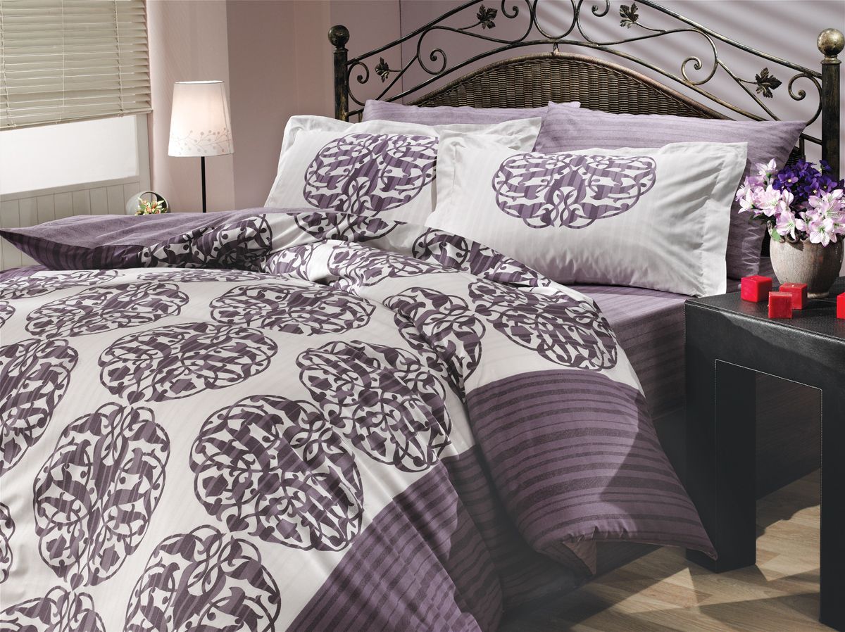 Комплект белья Hobby Home Collection Belinda, 2-спальный, наволочки 70x70, цвет: лиловый1501000628 Комплект белья Hobby Home Collection Belinda, 2-спальный, наволочки 70x70, цвет: лиловый1501000628Комплект белья Hobby Home Collection состоит из простыни, пододеяльника и 4 наволочек. Белье выполнено из поплина - это ткань из 100% натурального хлопка. По легенде этот материал впервые произвели во французской резиденции Папы Римского, городе Авиньон. За это ткань назвали поплином, что означает папский. По своим характеристикам она напоминает бязь, однако, на ощупь гораздо более мягкая и гладкая. Прекрасные потребительские качества обеспечили поплину популярность у розничного покупателя: ткань не выцветает и не мнется, ее можно не гладить вообще; не линяет и не деформируется при стирке до сорока градусов; на сто процентов состоит из натуральных хлопковых волокон.