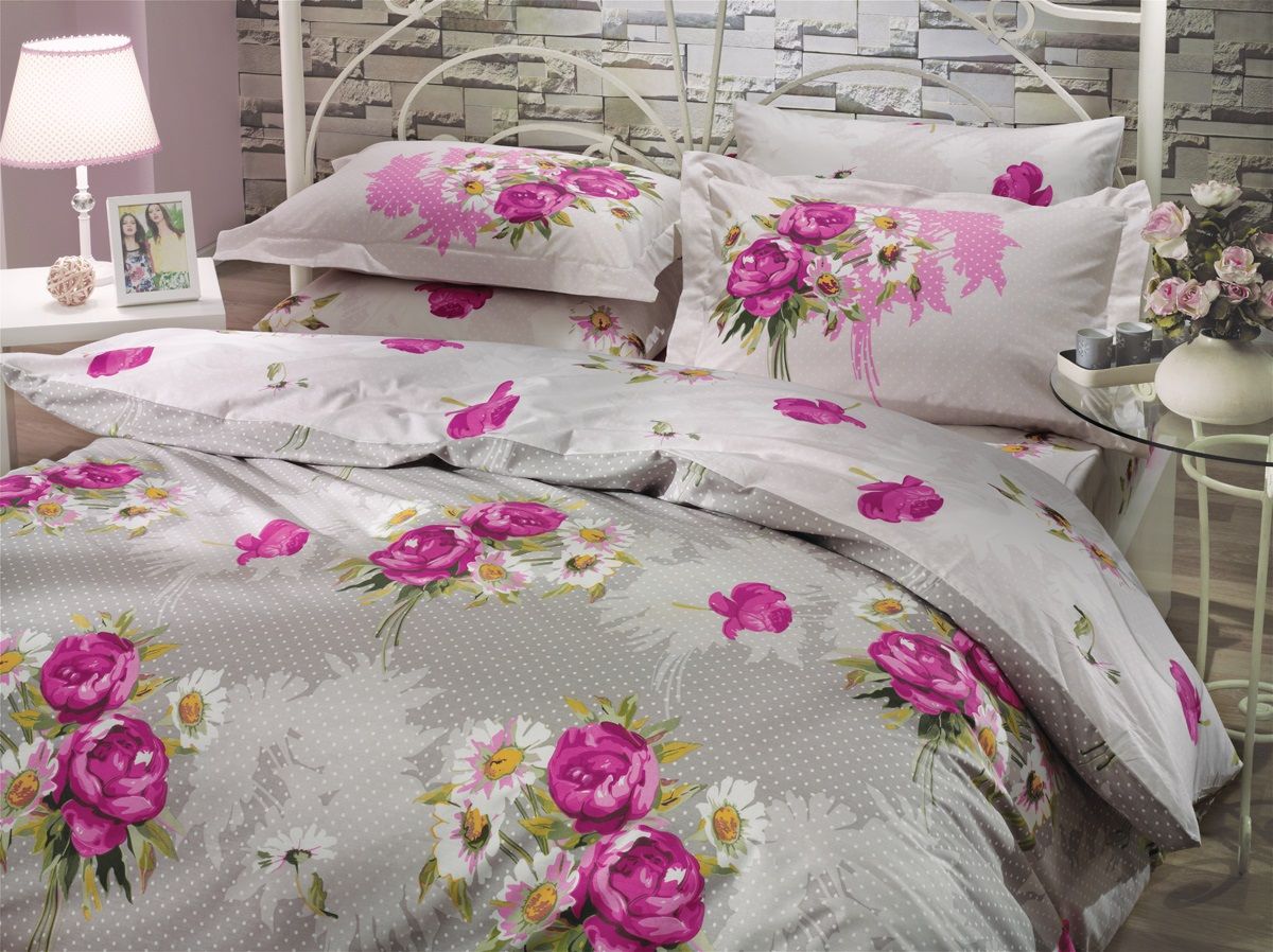Комплект белья Hobby Home Collection Calvina, 2-спальный, наволочки 70x70, цвет: светло-серый1501000632 Комплект белья Hobby Home Collection Calvina, 2-спальный, наволочки 70x70, цвет: светло-серый1501000632Комплект белья Hobby Home Collection состоит из простыни, пододеяльника и 4 наволочек. Белье выполнено из поплина - это ткань из 100% натурального хлопка. По легенде этот материал впервые произвели во французской резиденции Папы Римского, городе Авиньон. За это ткань назвали поплином, что означает папский. По своим характеристикам она напоминает бязь, однако, на ощупь гораздо более мягкая и гладкая. Прекрасные потребительские качества обеспечили поплину популярность у розничного покупателя: ткань не выцветает и не мнется, ее можно не гладить вообще; не линяет и не деформируется при стирке до сорока градусов; на сто процентов состоит из натуральных хлопковых волокон.