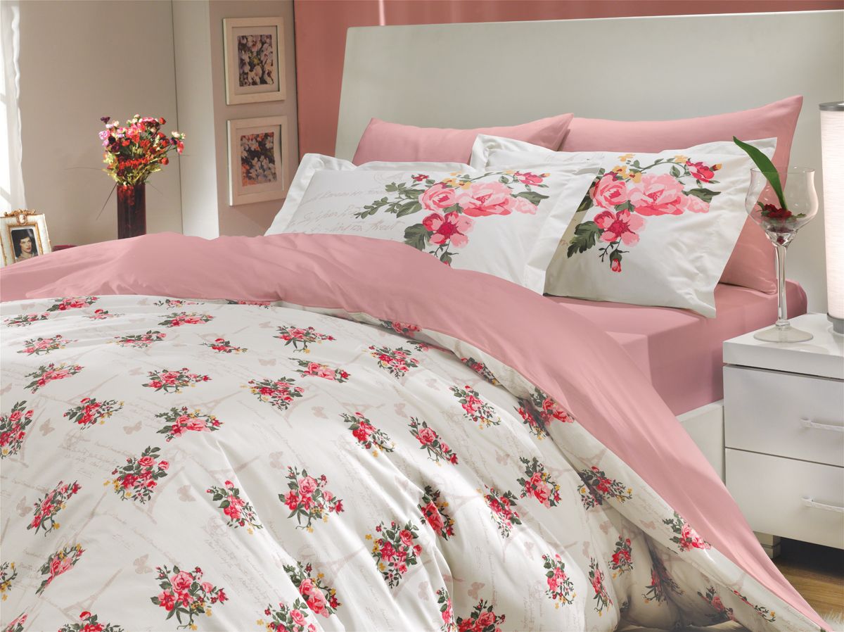 Комплект белья Hobby Home Collection Paris Spring, 2-спальный, наволочки 50х70, 70х70, цвет: розовый1501000681 Комплект белья Hobby Home Collection Paris Spring, 2-спальный, наволочки 50х70, 70х70, цвет: розовый1501000681Комплект постельного белья Hobby Home Collection изготовлен из высококачественного поплина. Поплин - это ткань, изготавливаемая традиционным полотняным плетением из 100% хлопка, но из нитей разного калибра, за счет чего полотно получается с легким рубчиковым рельефом. По многим характеристикам ткань похожа на бязь, но на ощупь гораздо приятнее — более гладкая и мягкая. Поплин обладает лучшими свойствами ткани для постельного белья. Он плотный и в то же время мягкий на ощупь, износостойкий, немнущийся, гигроскопичный и неприхотливый в уходе, а после стирки практически не нуждается в глажке. Поплин обладает множеством преимуществ: - белье из него плотное, прочное и износостойкое; - не выцветает и не сминается; - не линяет и не деформируется (при стирке до 40°С); - натуральный хлопок в составе обеспечивает абсолютную гигиеничность постельного белья; - поплин хорошо вентилируется и впитывает влагу, отводя ее излишки от тела. По легенде этот...