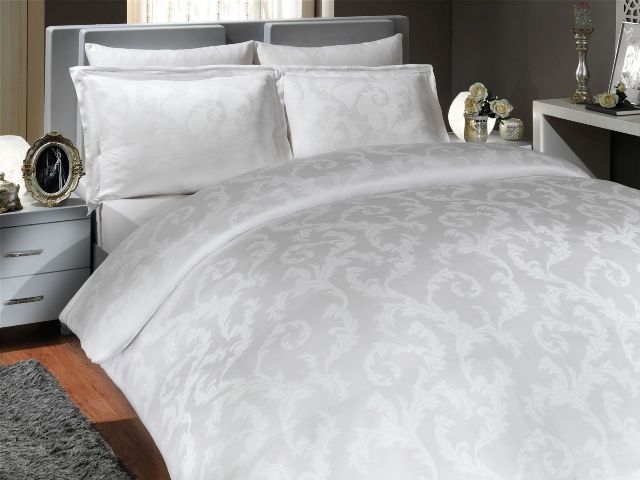 Комплект белья Hobby Home Collection Diamond Flower, евро, наволочки 70x70, цвет: белый1501000916 Комплект белья Hobby Home Collection Diamond Flower, евро, наволочки 70x70, цвет: белый1501000916Комплект белья Hobby Home Collection состоит из простыни, пододеяльника и 4 наволочек. Белье выполнено из бамбуковой пряжи - мягкого и легкого материала с приятным блеском. Хорошо пропускает влагу. По тонкости и белизне бамбук напоминает классическую вискозу, а также обладает высокой прочностью. К тому же в противовес другим натуральным тканям, он практически не меняется и не электризуется. Даже после пятидесяти стирок, ткань остается антибактериальной. Постельное белье из такой ткани идеально подходит для аллергиков и детей, поскольку не вызывает аллергии. Есть еще одно свойство бамбука - он полезен для кожи благодаря содержащимся в бамбуке аминокислотам.