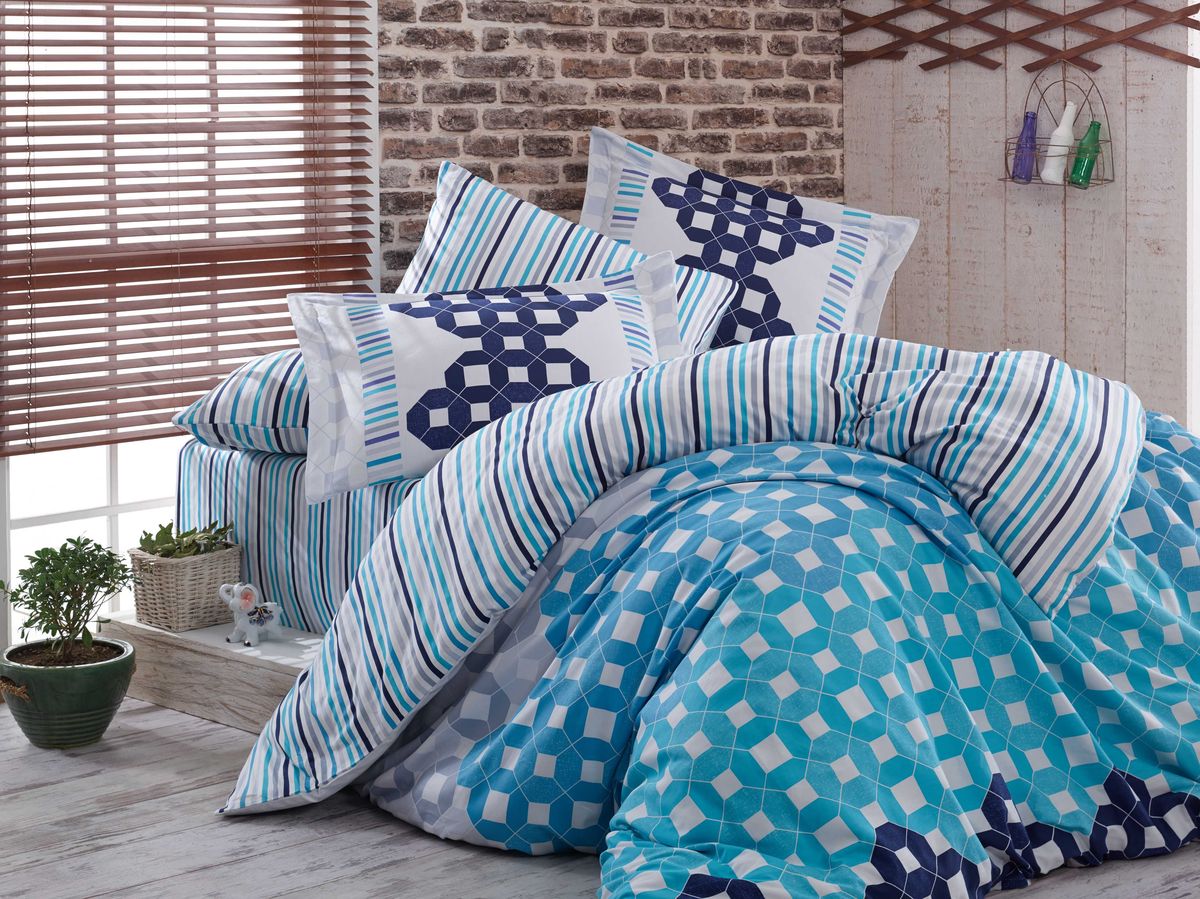 Комплект белья Hobby Home Collection Marsella, евро, наволочки 50x70, 70x70, цвет: синий1501000944 Комплект белья Hobby Home Collection Marsella, евро, наволочки 50x70, 70x70, цвет: синий1501000944Комплект постельного белья Hobby Home Collection изготовлен из высококачественного сатина (100% натурального хлопка путем сложного переплетения нескольких видов нитей). Ткань отличается хорошей способностью пропускать воздух и прекрасно впитывать влагу, благодаря чему подойдет людям, которые не переносят синтетическую ткань и прочие материалы, смешанные с синтетикой. Белье практически не мнется. Достоинства сатина: - он невероятно приятен на ощупь — гладкий, мягкий, нежный и необычайно плотный; - внешне, своим легким блеском, он напоминает дорогостоящий шелк, но по цене значительно ниже; - несмотря на мягкость, сатин прочен и долговечен благодаря особому переплетению нитей (по долговечности сатину нет равных); - ткань из натуральных хлопковых нитей обеспечивает абсолютную гигиеничность и гипоаллергенность; - применение современных технологий при нанесении принта гарантирует высокую цветоустойчивость и возможность создавать разнообразный дизайн....