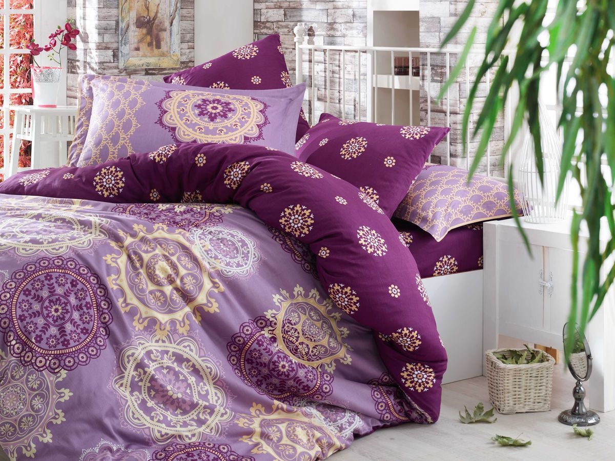 Комплект белья Hobby Home Collection Ottoman, евро, наволочки 50x70, 70x70, цвет: фиолетовый1501000949 Комплект белья Hobby Home Collection Ottoman, евро, наволочки 50x70, 70x70, цвет: фиолетовый1501000949Комплект постельного белья Hobby Home Collection изготовлен из высококачественного сатина (100% натурального хлопка путем сложного переплетения нескольких видов нитей). Ткань отличается хорошей способностью пропускать воздух и прекрасно впитывать влагу, благодаря чему подойдет людям, которые не переносят синтетическую ткань и прочие материалы, смешанные с синтетикой. Белье практически не мнется. Достоинства сатина: - он невероятно приятен на ощупь — гладкий, мягкий, нежный и необычайно плотный; - внешне, своим легким блеском, он напоминает дорогостоящий шелк, но по цене значительно ниже; - несмотря на мягкость, сатин прочен и долговечен благодаря особому переплетению нитей (по долговечности сатину нет равных); - ткань из натуральных хлопковых нитей обеспечивает абсолютную гигиеничность и гипоаллергенность; - применение современных технологий при нанесении принта гарантирует высокую цветоустойчивость и возможность создавать разнообразный дизайн....