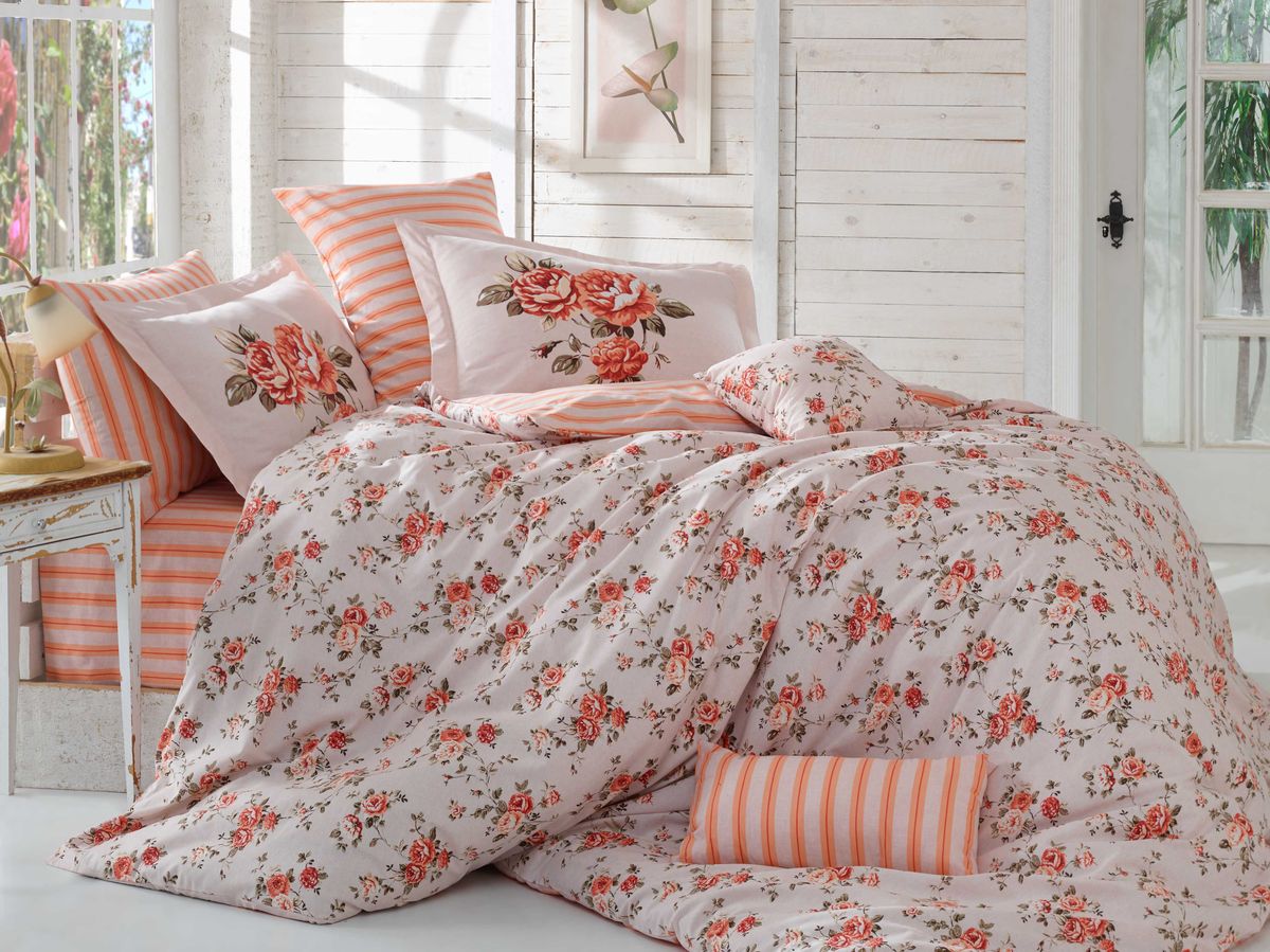 Комплект белья Hobby Home Collection Flora, 1,5-спальный, наволочки 50x70, 70x70, цвет: персиковый1501001090 Комплект белья Hobby Home Collection Flora, 1,5-спальный, наволочки 50x70, 70x70, цвет: персиковый1501001090Комплект белья Hobby Home Collection состоит из простыни, пододеяльника и 2 наволочек. Белье выполнено из поплина - это ткань из 100% натурального хлопка. По легенде этот материал впервые произвели во французской резиденции Папы Римского, городе Авиньон. За это ткань назвали поплином, что означает папский. По своим характеристикам она напоминает бязь, однако, на ощупь гораздо более мягкая и гладкая. Прекрасные потребительские качества обеспечили поплину популярность у розничного покупателя: ткань не выцветает и не мнется, ее можно не гладить вообще; не линяет и не деформируется при стирке до сорока градусов; на сто процентов состоит из натуральных хлопковых волокон.