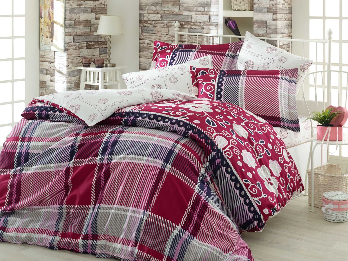Комплект белья Hobby Home Collection Monica, евро, наволочки 50x70, 70x70, цвет: бордовый1501001138 Комплект белья Hobby Home Collection Monica, евро, наволочки 50x70, 70x70, цвет: бордовый1501001138Комплект постельного белья Hobby Home Collection изготовлен из высококачественного сатина (100% натурального хлопка путем сложного переплетения нескольких видов нитей). Ткань отличается хорошей способностью пропускать воздух и прекрасно впитывать влагу, благодаря чему подойдет людям, которые не переносят синтетическую ткань и прочие материалы, смешанные с синтетикой. Белье практически не мнется. Достоинства сатина: - он невероятно приятен на ощупь — гладкий, мягкий, нежный и необычайно плотный; - внешне, своим легким блеском, он напоминает дорогостоящий шелк, но по цене значительно ниже; - несмотря на мягкость, сатин прочен и долговечен благодаря особому переплетению нитей (по долговечности сатину нет равных); - ткань из натуральных хлопковых нитей обеспечивает абсолютную гигиеничность и гипоаллергенность; - применение современных технологий при нанесении принта гарантирует высокую цветоустойчивость и возможность создавать разнообразный дизайн....