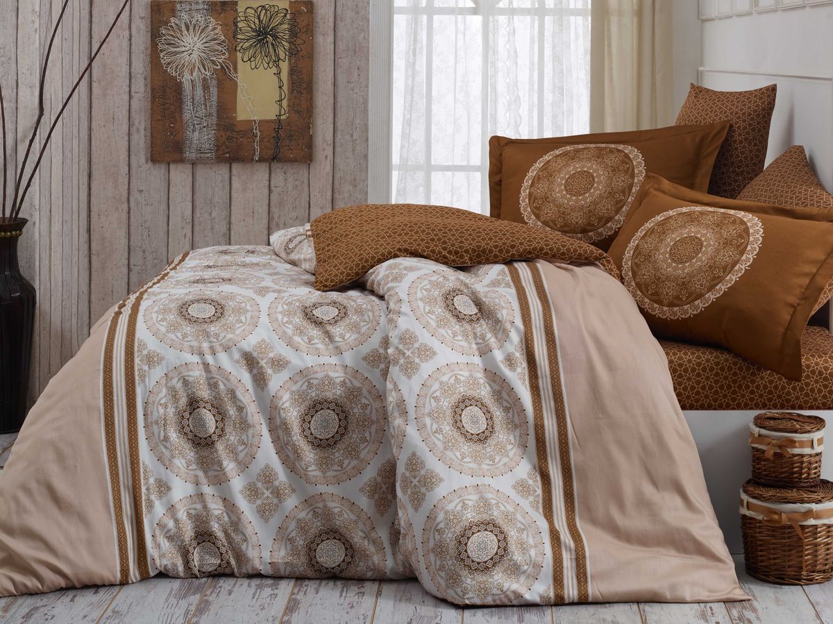 Комплект белья Hobby Home Collection Silvana, евро, наволочки 50x70, 70x70, цвет: бежевый1501001143 Комплект белья Hobby Home Collection Silvana, евро, наволочки 50x70, 70x70, цвет: бежевый1501001143Комплект постельного белья Hobby Home Collection изготовлен из высококачественного сатина (100% натурального хлопка путем сложного переплетения нескольких видов нитей). Ткань отличается хорошей способностью пропускать воздух и прекрасно впитывать влагу, благодаря чему подойдет людям, которые не переносят синтетическую ткань и прочие материалы, смешанные с синтетикой. Белье практически не мнется. Достоинства сатина: - он невероятно приятен на ощупь — гладкий, мягкий, нежный и необычайно плотный; - внешне, своим легким блеском, он напоминает дорогостоящий шелк, но по цене значительно ниже; - несмотря на мягкость, сатин прочен и долговечен благодаря особому переплетению нитей (по долговечности сатину нет равных); - ткань из натуральных хлопковых нитей обеспечивает абсолютную гигиеничность и гипоаллергенность; - применение современных технологий при нанесении принта гарантирует высокую цветоустойчивость и возможность создавать разнообразный дизайн....