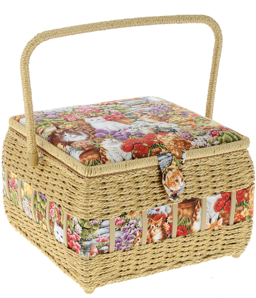 Шкатулка Grace & Glamour Кошки в цветах, 28 х 28 х 20,5 смBN4679 Шкатулка Grace & Glamour Кошки в цветах, 28 х 28 х 20,5 смBN4679Шкатулка для рукоделия Grace & Glamour Кошки в цветах, выполненная из пластикового каркаса, обтянута тканью с мягким наполнителем. Крышка закрывается на липучий замок. . Внутри шкатулки одно вместительное отделение. Внутренняя сторона крышки оснащена 1 карман на резинке и круглой игольницей. Шкатулка снабжена съемным пластиковым вкладышем с 10 секциями для хранения различных мелочей. Такая оригинальная шкатулка подойдет для хранения разных предметов рукоделия: ниток, иголок, бусин, кнопок и многого другого. Шкатулка Grace & Glamour Кошки в цветах будет предметом гордости ее обладательницы. Размер шкатулки (без учета ручки): 28 х 28 х 20,5см. Размер вкладыша: 23,5 х 23,5 х 4,5 см. Средний размер секций вкладыша: 9 х 4,5 х 4,5 см. Высота шкатулки (с учетом ручки): 33 см