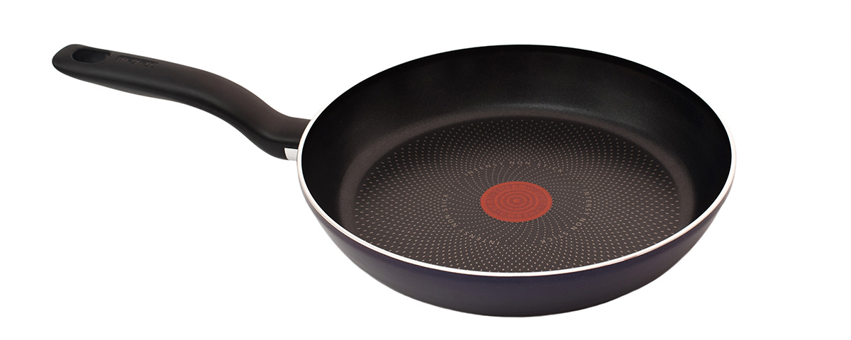 Сковорода Tefal Tendance Black Current, с антипригарным покрытием. Диаметр 28 см4031328 Сковорода Tefal Tendance Black Current, с антипригарным покрытием. Диаметр 28 см4031328Сковорода Tefal Tendance Black Current изготовлена из штампованного алюминия с антипригарным покрытием Intensy, которое предотвращает пригорание пищи и обеспечивает легкую чистку. Покрытие не содержит перфтороктановую кислоту, свинец и кадмий, абсолютно безопасно для здоровья. Контроль температуры приготовления - это ключ к отличным результатам на кухне. Когда сковорода недостаточно нагрета для начала готовки, процесс приготовления становится дольше, и время приготовления увеличивается. Возникает риск, что продукт отдаст свои соки раньше времени и в результате станет сухим. При слишком низкой температуре цвет продукта теряет насыщенность, а текстура - упругость. В результате блюдо получится пресным и невыразительным на вкус. Используйте индикатор температурного нагрева Tefal Thermo-spot для того, чтобы ваши блюда всегда были превосходными на вкус! Если индикатор стал равномерно красным, то пора начинать готовить. Ручка сковорода выполнена из...
