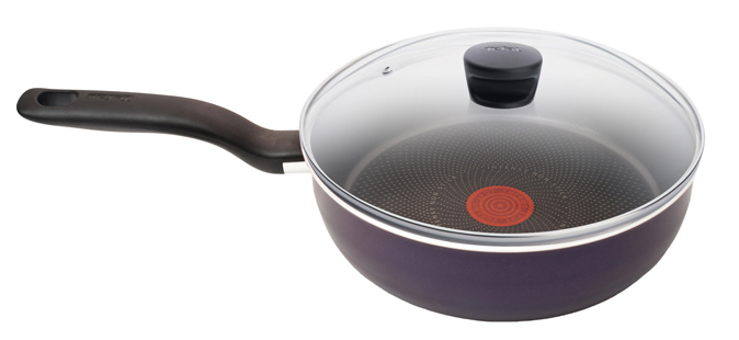 Сотейник Tefal Tendance Black Current с крышкой, с антипригарным покрытием. Диаметр 24 см4032324 Сотейник Tefal Tendance Black Current с крышкой, с антипригарным покрытием. Диаметр 24 см4032324Сотейник Tefal Tendance Black Current изготовлен из штампованного алюминия с антипригарным покрытием Intensy, которое предотвращает пригорание пищи и обеспечивает легкую чистку. Покрытие не содержит перфтороктановую кислоту, свинец и кадмий, абсолютно безопасно для здоровья. Контроль температуры приготовления - это ключ к отличным результатам на кухне. Когда сковорода недостаточно нагрета для начала готовки, процесс приготовления становится дольше, и время приготовления увеличивается. Возникает риск, что продукт отдаст свои соки раньше времени и в результате станет сухим. При слишком низкой температуре цвет продукта теряет насыщенность, а текстура - упругость. В результате блюдо получится пресным и невыразительным на вкус. Используйте индикатор температурного нагрева Tefal Thermo-spot для того, чтобы ваши блюда всегда были превосходными на вкус! Если индикатор стал равномерно красным, то пора начинать готовить. Ручка сотейника выполнена из бакелита и имеет...