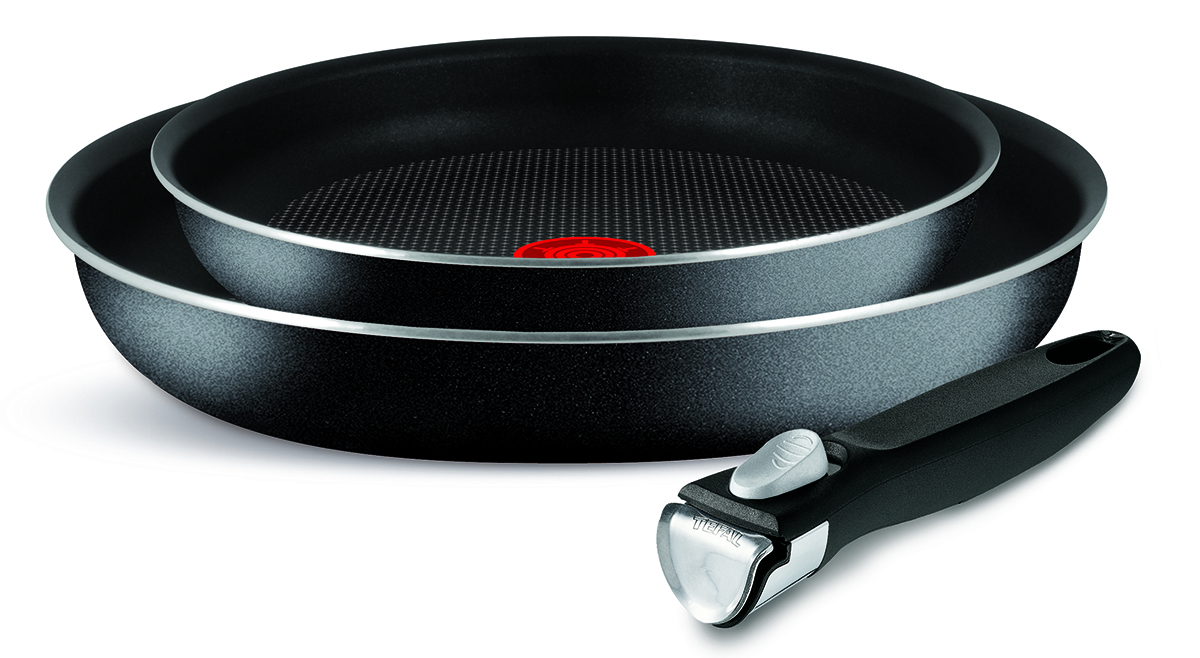 Набор сковородок Tefal Ingenio, с антипригарным покрытием, со съемной ручкой, цвет: черный, 3 предмета. 41318104131810 Набор сковородок Tefal Ingenio, с антипригарным покрытием, со съемной ручкой, цвет: черный, 3 предмета. 41318104131810Набор Tefal Ingenio состоит из двух сковородок разного диаметра и съемной ручки. Сковороды выполнены из алюминия с внутренним усовершенствованным антипригарным покрытием PowerGlide Non-Stick. Внешнее антипригарное покрытие обеспечивает легкий уход и чистку. Антипригарное покрытие абсолютно безопасно, не содержит кадмия, свинца и PFOA. Съемная ручка из бакелита и нержавеющей стали не нагревается. Благодаря такой ручке посуду удобно хранить и можно использовать в духовке. Основание изделий имеет индикатор нагрева Thermo-Spot, который становится равномерно красным при достижении оптимальной температуры. Благодаря технологии дна Durabase обеспечивается мгновенное и равномерное распределение тепла. Можно мыть в посудомоечной машине. Подходит для использования в духовке и на всех типах плит, кроме индукционных. Диаметр сковородок: 22 см, 26 см. Длина ручки: 17 см. Высота стенок сковородок: 5,2 см. Толщина стенок: 3 мм. ...