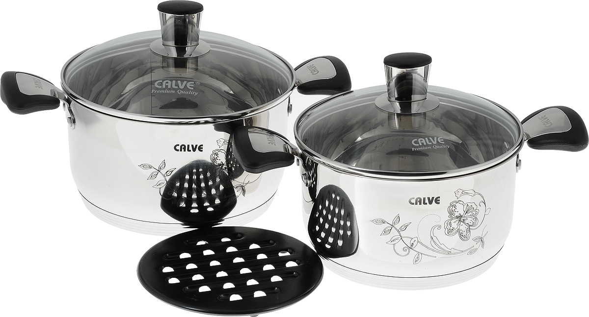 Набор посуды Calve, 5 предметов. CL-1846CL-1846 Набор посуды Calve, 5 предметов. CL-1846CL-1846Набор посуды Calve состоит из двух кастрюль со стеклянными крышками и бакелитовой подставки. Предметы набора выполнены из нержавеющей стали 18/10 с зеркальной полировкой. Благодаря утолщенному трехслойному термоаккумулирующему дну происходит равномерное распределение температуры по всей поверхности, что обеспечивает быстрое приготовление пищи. В такой посуде можно готовить с минимальным количеством воды и жира для снижения потери витаминов, минералов и аромата пищи, а также готовить диетическую пищу. Специальная форма посуды исключает скапливание пищи и жира и облегчает чистку. Ободок препятствует проливанию жидкости. Внутренние стенки имеют отметки литража. Крышки, выполненные из прозрачного термостойкого стекла, имеют металлический обод и отверстие для выпуска пара. Кастрюли оснащены элегантными ручками, которые не нагреваются в процессе приготовления. Внешние стенки оформлены изысканным цветочным узором. Однако это не просто узор, это...