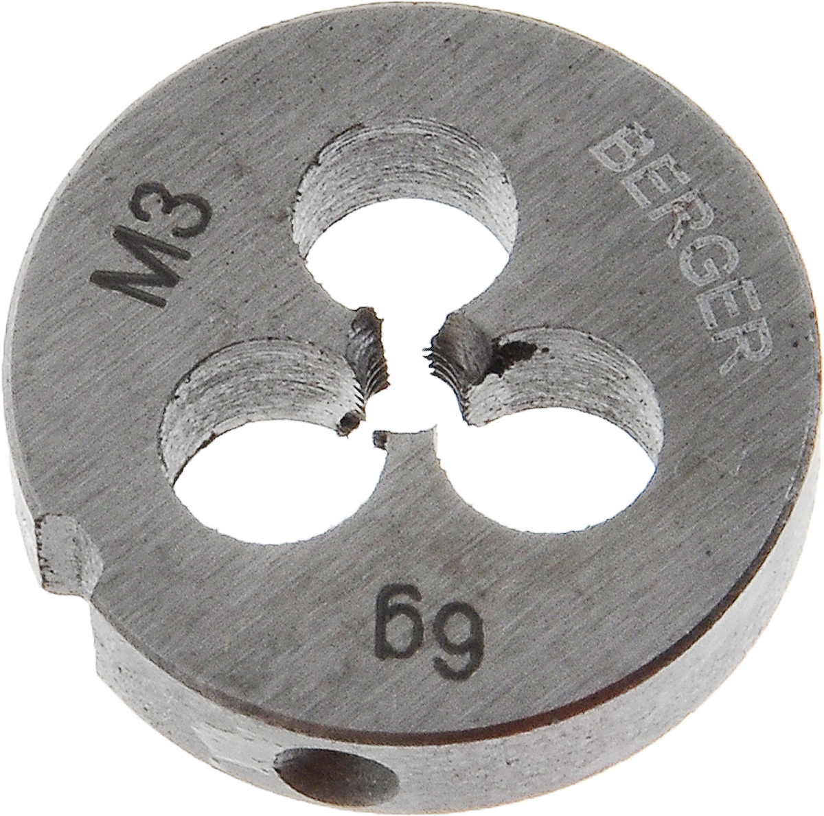 Плашка метрическая Berger, М3 х 0,5 ммCA-3505 Плашка метрическая Berger, М3 х 0,5 ммCA-3505Плашка метрическая Berger изготовлена из инструментальной легированной стали 9ХС (средняя твердость 61 HRC), обладает повышенной износостойкостью, упругостью, сопротивлением к изгибу и кручению, стойкостью к контактным нагрузкам. Маркировка плашки облегчает идентификацию. Метрические плашки предназначены для создания желаемой спирали (метрической резьбы) с внешней стороны изделия.Шаг резьбы: 0,5 мм.
