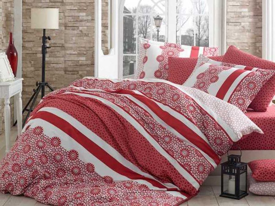 Комплект белья Hobby Home Collection Lisa, евро, наволочки 50x70, 70x70, цвет: красный1501000942 Комплект белья Hobby Home Collection Lisa, евро, наволочки 50x70, 70x70, цвет: красный1501000942Комплект постельного белья Hobby Home Collection изготовлен из высококачественного сатина (100% натурального хлопка путем сложного переплетения нескольких видов нитей). Ткань отличается хорошей способностью пропускать воздух и прекрасно впитывать влагу, благодаря чему подойдет людям, которые не переносят синтетическую ткань и прочие материалы, смешанные с синтетикой. Белье практически не мнется. Достоинства сатина: - он невероятно приятен на ощупь - гладкий, мягкий, нежный и необычайно плотный; - внешне, своим легким блеском, он напоминает дорогостоящий шелк, но по цене значительно ниже; - несмотря на мягкость, сатин прочен и долговечен благодаря особому переплетению нитей (по долговечности сатину нет равных); - ткань из натуральных хлопковых нитей обеспечивает абсолютную гигиеничность и гипоаллергенность; - применение современных технологий при нанесении принта гарантирует высокую цветоустойчивость и возможность создавать...