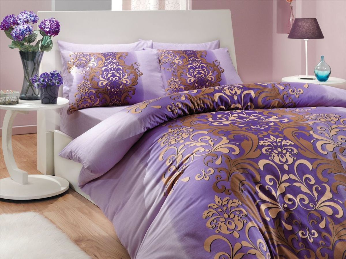 Комплект белья Hobby Home Collection Almeda, 2-спальный, наволочки 70x70, цвет: фиолетовый1501000615 Комплект белья Hobby Home Collection Almeda, 2-спальный, наволочки 70x70, цвет: фиолетовый1501000615Комплект белья Hobby Home Collection состоит из простыни, пододеяльника и 4 наволочек. Белье выполнено из ранфорса - это ткань из 100% натурального хлопка, которая легко стирается, практичнее льна, подстраивается под температуру воздуха - зимой на таком белье тепло, летом - прохладно. Мягкость и нежность материала создает чувство комфорта и защищенности. У хлопка хорошая проводимость тепла, поэтому постельное белье из него может надолго оставаться свежим. Постельное белье с оригинальными дизайнами станет отличным выбором для людей, стремящихся всегда быть стильными.