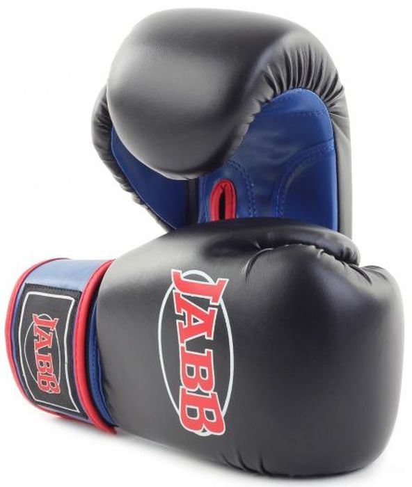 Перчатки боксерские Jabb JE-2015, цвет: черный, синий, 6 oz310994 Перчатки боксерские Jabb JE-2015, цвет: черный, синий, 6 oz310994Застежка: Эластичный манжет на липучке Velcro Материал: искусственная кожа Наполнитель: ударопоглощающая высокотехнологичная формованная IMF пена Внутренний материал: водоотталкивающий трикотаж Рекомендованы: для начинающих спортсменов