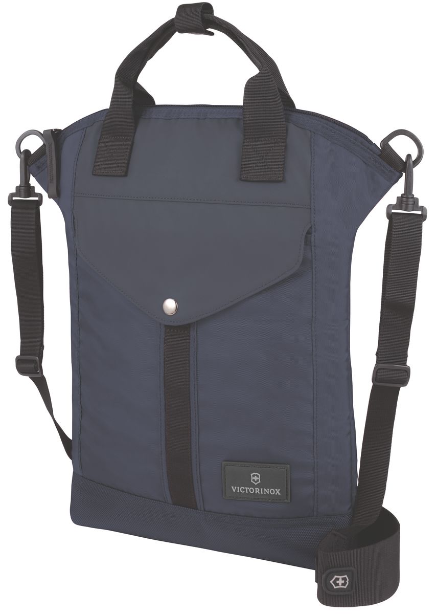 Сумка наплечная Victorinox Altmont 3.0 Slimline Tote, цвет: синий, 7 л32389709 Сумка наплечная Victorinox Altmont 3.0 Slimline Tote, цвет: синий, 7 л32389709Индивидуальность — это то,что отличает вас от любого другого человека,с которым вы сталкиваетесь на улице,в поезде,с которым вы общаетесь в городе.Каждый день вашей жизни — это уникальный опыт,котрый никогда больше не повторится.Коллекция Almont 3.0 создавалась с рачетом на индивидульность. VICTORINOX арт. 32389709 УЗКАЯ ВЕРТИКАЛЬНАЯ СУМКА С ОТДЕЛЕНИЕМ ДЛЯ НОУТБУКА • Узкая и вместе с тем вместительная, эта вертикальная сумка на молнии, созданная с учётом современных технологий, обеспечивает быстрый доступ к предметам первой необходимости • Внутри изделия для дополнительного удобства имеется сетчатый карман на молнии по всей длине • Снаружи сумки размещены фронтальный карман на застёжке и задний скрытый карман на молнии