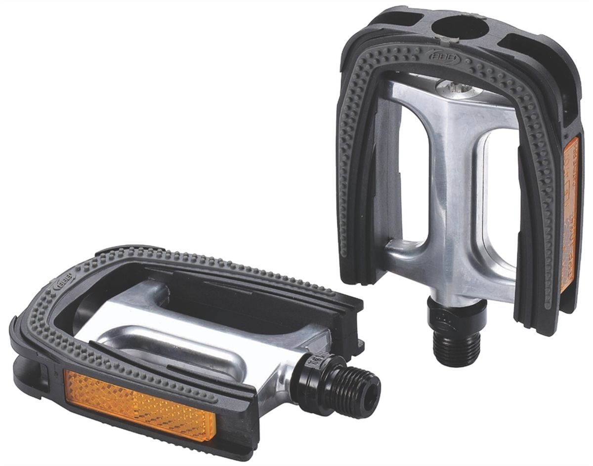 Педали BBB Trekking ComfortLight II, цвет: черный, желтый, стальной, 2 штSF 0085 Педали BBB Trekking ComfortLight II, цвет: черный, желтый, стальной, 2 штSF 0085Высокопрочные цельные педали BBB Trekking ComfortLight II выполнены из холоднокованного алюминия с надежной композитной рамкой. Оснащены встроенными светоотражателями для безопасности. Прочная ось выполнена из молибден-ванадиевой стали.Противоскользящее резиновое покрытие сверху и снизу обеспечивает удобство.