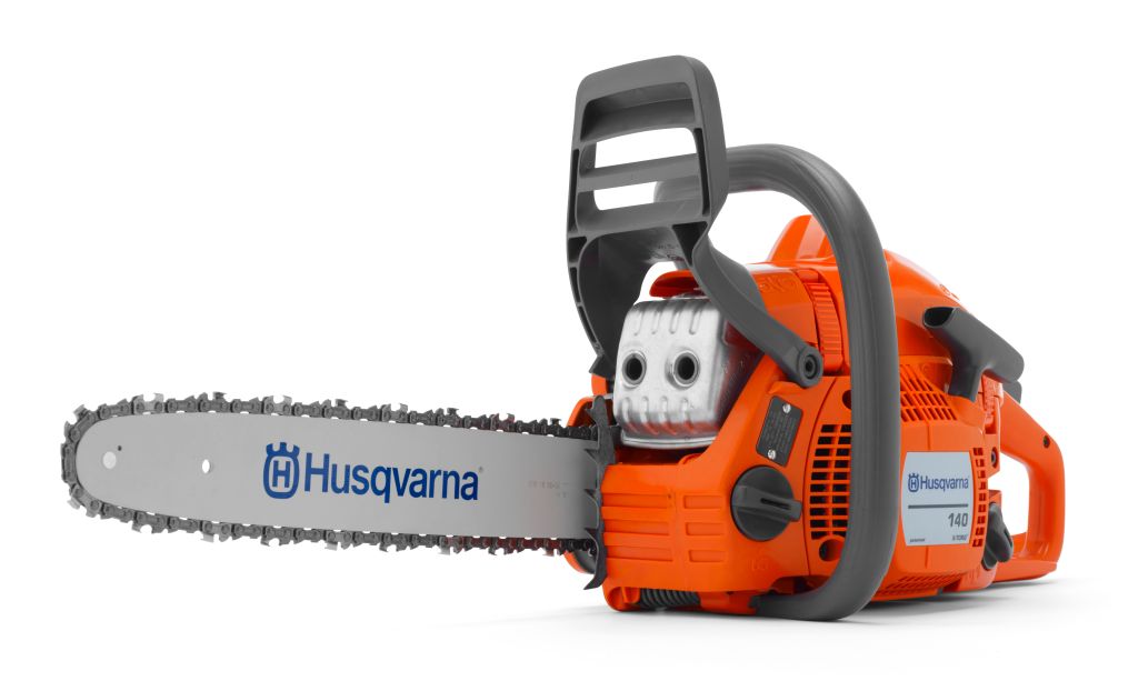 Бензопила Husqvarna 1409667764-04 Бензопила Husqvarna 1409667764-04Бензопила HUSQVARNA 140 – это надежный и производительный инструмент, незаменимый в загородном хозяйстве. Оснащенная системой легкого запуска и простым управлением эта бензопила пригодится и при уходе за зелеными насаждениями, и при распиловке дров и строительных материалов. Экономный расход топлива, разметка направления валки, эффективная антивибрационная система – бензопила практична и комфортна в эксплуатации.