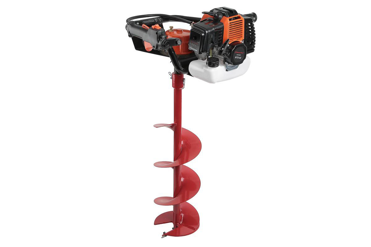 Мотобур Hammer Flex MTB6055198 Мотобур Hammer Flex MTB6055198Мотобур Hammer MTB 60 – для строительства и зимней рыбалки В планах земляные работы или сезон подледного лова? Предлагаем отложить в сторону коловорот и дать шанс профессионалу! HAMMER MTB 60 - это инструмент «среднего класса» с двигателем мощностью 2 л.с. и объёмом 50 кубических см. Подойдёт для бытовых строительных работ: установка ограждений, закладка фундамента. Для бурения льда используйте специальный шнек. Мотобур справится с мягким грунтом 1 и 2 степени (лёсс, песок с гравием или щебнем, супесь, грунт со строймусором). Не подойдет для промерзшего грунта. Это компактная модель для одного оператора – весит 11 кг. 8 причин купить MTB60: Продуманный корпус: Корпус из сплава легких металлов. Компактная конструкция с одной выступающей рукояткой. Расположенный в углу передаточный редуктор и виброгасящие пружины крепления двигателя снижают ударную нагрузку, вредные вибрации и шум. Топливный бак отсечен от нагревающихся элементов. Подобное...