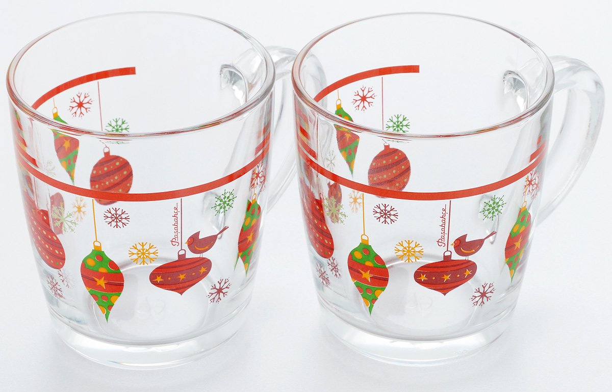 Набор кружек Pasabahce Workshop Christmas Toys, 340 мл, 2 шт55531BD5 Набор кружек Pasabahce Workshop Christmas Toys, 340 мл, 2 шт55531BD5Набор Pasabahce Workshop Christmas Toys состоит из двух кружек с удобными ручками, выполненных из прочного натрий- кальций-силикатного стекла. Кружки декорированы ярким изображением елочных игрушек. Изделия хорошо удерживают тепло, не нагреваются. На них не выгорает и не вымывается рисунок. Набор кружек Pasabahce Workshop прекрасно оформит праздничный стол и создаст приятную атмосферу за ужином. Такой набор также станет хорошим подарком к любому случаю. Можно мыть в посудомоечной машине.