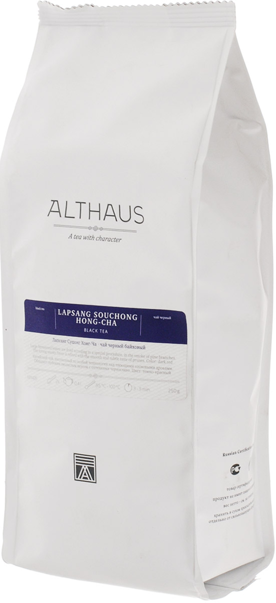 Althaus Lapsang Souchong Hong-Cha черный листовой чай, 250 гTALTHL-L00082 Althaus Lapsang Souchong Hong-Cha черный листовой чай, 250 гTALTHL-L00082Лапсанг Сушонг Хонг Ча — экзотический черный китайский чай, один из самых известных сортов из южной провинции Фуцзянь. Этот чай очень часто называют копченым, так как в процессе обработки крупные листья Лапсанг Сушонг Хонг Ча просушиваются над тлеющими сосновыми ветками. Чай насыщается запахом дыма и приобретает характерный сильный аромат. Стоит только понюхать эти угольно-черные чаинки, как сразу же ощущаешь крепкий смолистый аромат, запах соснового бора. Аромат проникает глубоко, моментально переходя во вкус. Для искушенного ценителя напиток раскрывает сложный букет, в котором чувствуется яркий свежий оттенок, нота чернослива, сладкого имбиря или сухофруктов. Долгое время из-за своего крепкого аромата Лапсанг Сушонг считался исключительно мужским чаем. Согласно легенде, этот сорт очень любил Уинстон Черчилль, он видел в нем мощный источник работоспособности. Но сейчас этот напиток стал пользоваться не меньшей популярностью и у женщин. ...