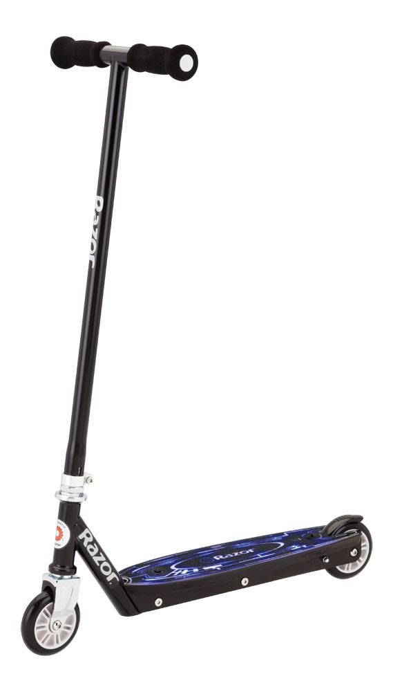 Самокат детский Razor Tekno, цвет: черныйТ57589 Самокат детский Razor Tekno, цвет: черныйТ57589Переходите на новый рубеж света и веселья вместе с неоновым свечением футуристического самоката Tekno. Наступите на кнопку запуска подсветки и активируйте пульсирующие синие огни на деке самоката.Самокат рассчитан на детей в возрасте от 5 лет и ростом от 130 до 170 см. Благодаря колесам, диаметром 100 мм., самокат имеет компактные размеры и легкий вес. С его транспортировкой справится даже ребенок! А благодаря тому, что самокат не имеет складного механизма и регулировку руля по высоте, самокат можно считать безопасным и долговечным - минимум механических частей, только яркий дизайн и неоновая подсветка платформы для ног!От 5 летПодходит под рост от 120 до 170 см.Вес самоката 2,64 кг.Максимальная нагрузка до 65 кг.Полиуретановые колеса 100 мм.Быстрые и плавные подшипникиПолипропиленовая дека (пластиковая) с 12-тью разноцветными LED-огонькамиЗапатентованный задний тормоз-крылоДва элемента питания CR2032 (включены в комплект и заменимы)Руль и дека выполнены из высокачественной сталиМягкие ручки из вспененого поролонаШирина руля 29 см.Фиксированная высота руля от деки 75 см., от земли 82 см.Ширина платформы для ног (деки) 12 см.Полезная длина деки 34 см., общая длина самоката 61 см.Дорожный просвет (клиренс) 4 см.Требуется частичная сборкаГарантия 6 месяцев