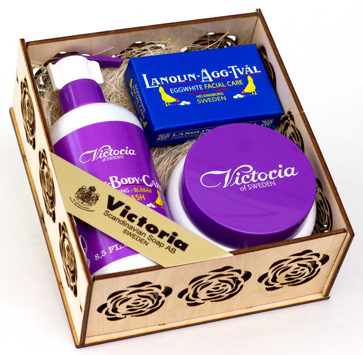 Victoria Soap Набор Королевский уход. Черника871933 Victoria Soap Набор Королевский уход. Черника871933Набор Королевский уход-Черника порадует вас потрясающим ароматом свежей черники, смягчит и подарит вашей коже бережный уход. Мыло-маска для лица Lanolin-Agg-Tval идеально очистит Вашу кожу, подарит чувство комфорта и сияние. Скраб Shea-Honung-Blabar с пудрой рисовых зерен и натуральные абразивные частицы ореха Ши очистят кожу от загрязнений, бережно отшелушат и помогут улучшить кровообращение, масло Ши напитает кожу и восстановит ее естественный баланс, а Лосьон для тела Shea-Honung-Blabarобогащенный маслом Ши, шведским медом и скандинавской черникой, богатой витаминами E, F и антиоксидантами, идеально смягчает, увлажняет и устраняет сухость кожи. Масло для тела с лёгкой консистенцией, быстро впитывается, не оставляя ощущения жирной пленки. Подходит для всех типов кожи.