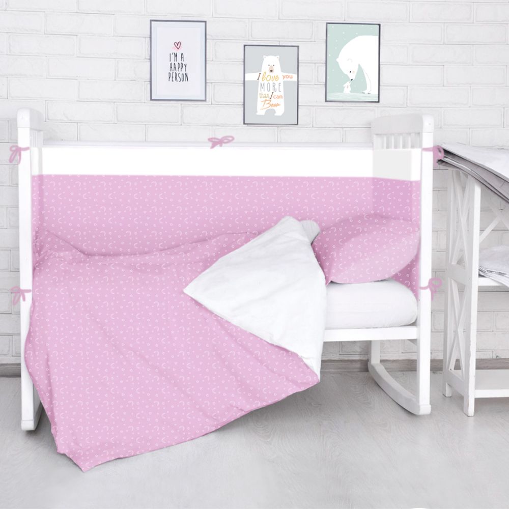 Baby Nice Комплект белья для новорожденных Луны Звездочки цвет розовыйS6012702_розовый/Луны, звездочки Baby Nice Комплект белья для новорожденных Луны Звездочки цвет розовыйS6012702_розовый/Луны, звездочкиБорт в кроватку (его ещё называют бампер) является отличной защитой малыша от сквозняков и ударов при поворотах в кроватке. Ткань верха: 100% хлопок, наполнитель: экологически чистый нетканый материал для мягкой мебели — периотек. Дизайны бортов сочетаются с дизайнами постельного белья, так что, можно самостоятельно сделать полный комплект, идеальный для сна. Борта в кроватку — мягкие удобные долговечные: надежная и эстетичная защита вашего ребенка! Состав комплекта: 4-е стороны: 120х35 - 2 шт, 60х35 - 2 шт.
