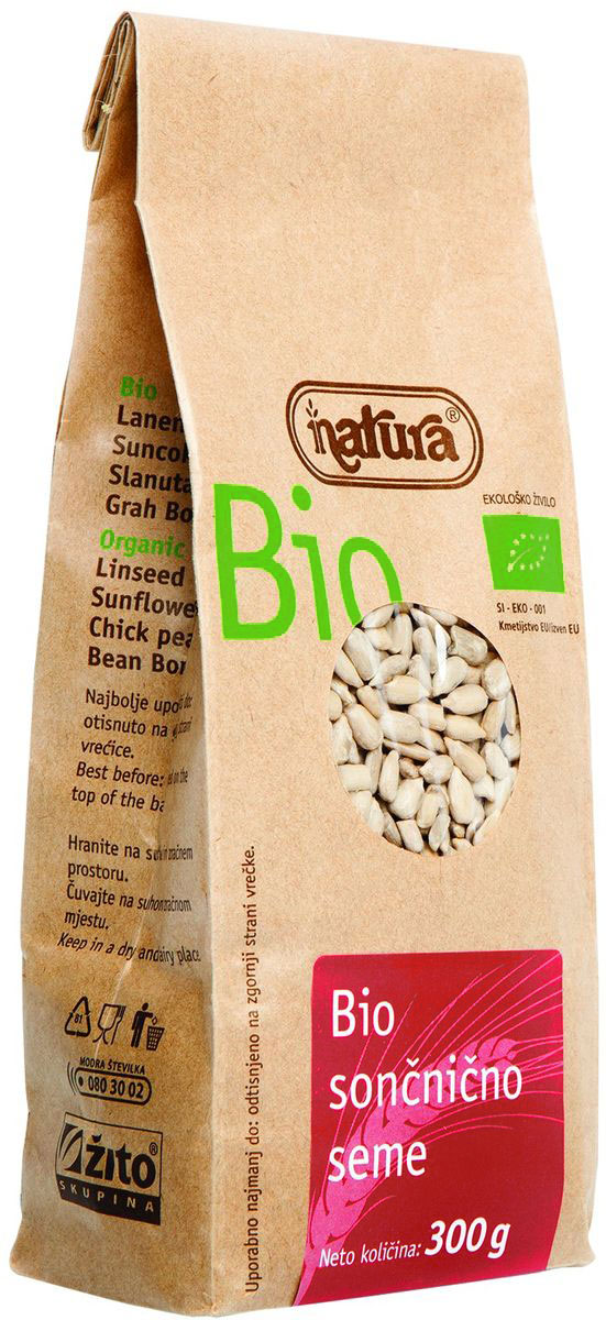 Zito Natura Bio Семена подсолнечника очищенные, 300 г0120710 Zito Natura Bio Семена подсолнечника очищенные, 300 г0120710Благодаря высокому содержанию белков и ненасыщенных жирных кислот, витаминов (особенно витамина E), минералов и фолиевой кислоты семена подсолнечника рекомендуются для употребления в полноценном здоровом рационе. Как и другие семена, биологически произведенные семена подсолнечника не содержат холестерина.Органические продукты Natura имеют маркировку в соответствии с законодательством и европейскую экологическую маркировку сертифицированных органических продуктов питания, так как при их производстве не используются удобрения и распылители, запрещенные в органическом производстве и обработке. Органические продукты произведены под контролем SI-EKO-001.Органические продукты Natura производятся в регионах, где природа пока еще живет своей жизнью. Они попадают на полки магазинов и на столы людей, выбирающих здоровое питание, в той же форме, в которой их создала природа: натуральными, питательными и здоровыми. Разнообразные натуральные зерна и семена обладают всеми свойствами злаков, полностью сохраняя свои полезные качества.