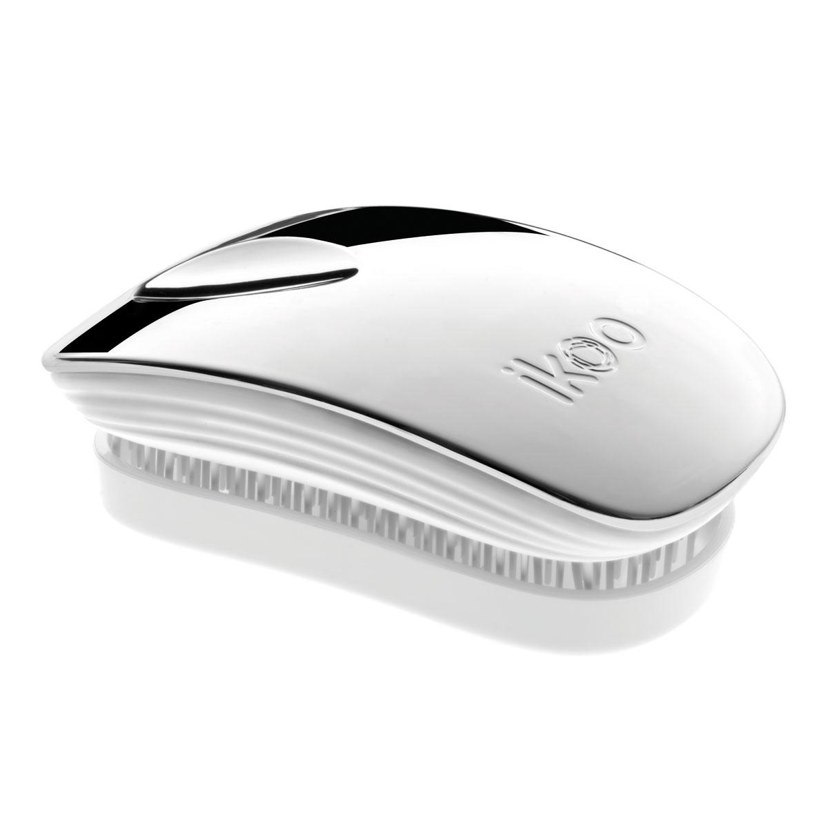 Ikoo Расческа-детанглер Pocket White Oyster Metallic91037 Ikoo Расческа-детанглер Pocket White Oyster Metallic91037Коллекция ikoo Metallic – это стильная линейка расчесок-детанглеров Выполненная из легкого металла, она не только сохраняет все достоинства iKoo, безболезненно распутывает волосы и обеспечивает прекрасный массаж головы по принципам традиционной китайской медицины, но и станет прекрасным дополнением вашего образа. ikoo Pocket – расческа для тех, кто всегда в движении Если Вы не хотите упускать шанс всегда иметь под рукой удобную расческу, а также оставить позади секущиеся концы и поврежденные волосы, то карманная версия расчески iKoo – то, что Вам нужно! «Младшая сестра» ikoo Pocket обладает всеми качествами оригинальной версии, а также имеет удобную крышку, которая предохранит расческу от загрязнений, а Вашу сумку – от попадания волос. Ikoo – расческа-детанглер, которая: - придает объем и блеск волосам - массирует кожу головы - позволяет заботиться о волосах даже во время расчесывания и не оставляет шанса секущимся кончикам - легко распутывает влажные волосы - распутывает волосы...