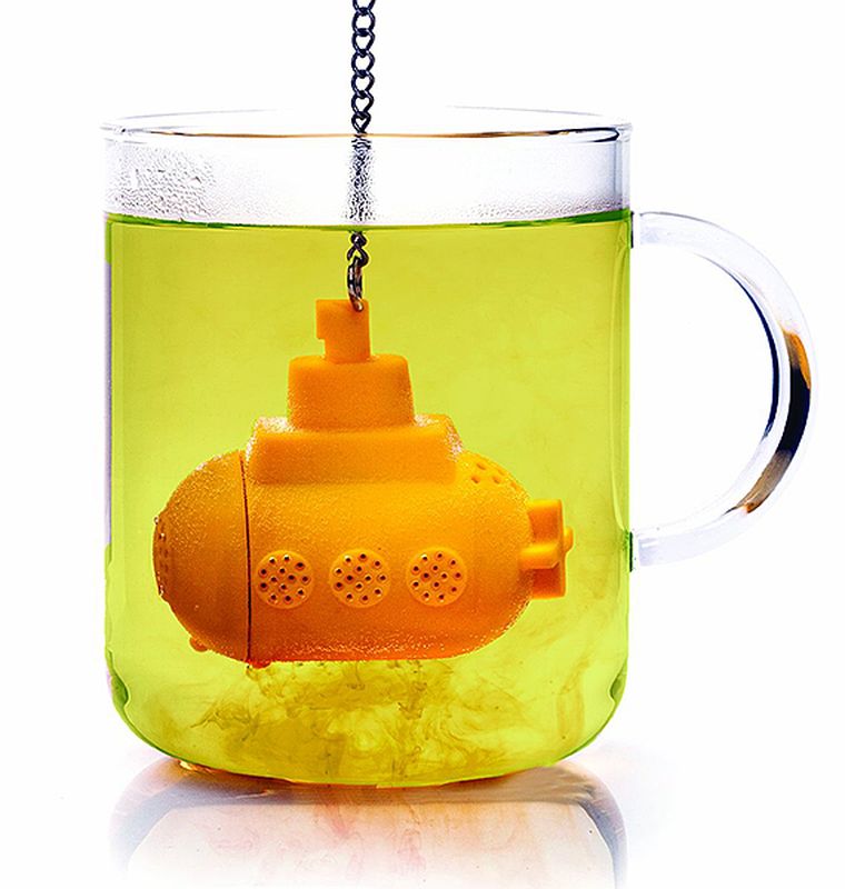 Ситечко для чая Эврика Yellow Submarine96586 Ситечко для чая Эврика Yellow Submarine96586Современные кухонные аксессуары - яркие и удобные, - отлично приживаются не только дома, но и в офисе. Небольшая ёмкость из пищевого силикона служит для заваривания листового чая прямо в кружке, задерживает чаинки, помогает обойтись без надоевших чайных пакетиков и радует забавным дизайном.