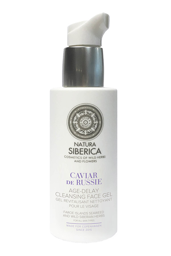 Natura Siberica Estonia Copenhagen Гель для умывания продление молодости Caviar de Russie 200млFS-00897 Natura Siberica Estonia Copenhagen Гель для умывания продление молодости Caviar de Russie 200млFS-00897Natura Siberica Estonia Copenhagen Гель для умывания продление молодости Caviar de Russie мягко очищает кожу от макияжа и загрязнений, оставляя ощущение мягкости и комфорта. Экстракт черной икры, известный своими уникальными омолаживающими свойствами, насыщен протеинами и коллагеном, минералами и витаминами, благодаря чему способствует процессам замедления старения, активизирует процессы восстановления клеток и выработку коллагена. Комплекс AHA – кислот оказывает мягкое отшелушивающее действие, выравнивает цвет лица. Фарерские водоросли богаты витаминами - А1, В1, В2, В6, В12, С, Е, К, микроэлементами и йодом, они способствуют глубокому очищению кожи, восстановлению оптимального водного баланса, насыщают минералами, делая кожу более упругой и подтянутой. Сибирские дикорастущие травы содержат витамины, сапонины, фитонциды и дубильные вещества, которые способствуют глубокому очищению кожи лица, оказывают антисептическое и успокаивающее действия, ускоряют процессы регенерации, делая кожу более гладкой и нежной.