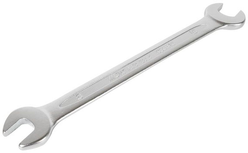Ключ гаечный рожковый JTC, 8 х 10 ммJTC-GD0810 Ключ гаечный рожковый JTC, 8 х 10 ммJTC-GD0810Ключ гаечный рожковый JTC изготовлен из высококачественной хром-ванадиевой стали. Тело ключа изготовлено методом горячей ковки, что придает ему высокую прочность и долговечность. Финишное прочное хромированное покрытие защищает ключ от воздействия коррозии, делает его более износостойким и легко очищается от загрязнений. Продуманный профиль накидной части ключа смещает пятно контакта с ребра грани на ее поверхность, что предотвращает повреждение болтов и гаек даже при самых высоких нагрузках. Эргономичный профиль рукоятки ключа позволяет развивать большее усилие без риска повреждения кистей рук. Встроенный прочный трещоточный механизм значительно повышает производительность труда и снижает нагрузки на организм. Размер: 8 х 10 мм. Длина: 14 см.