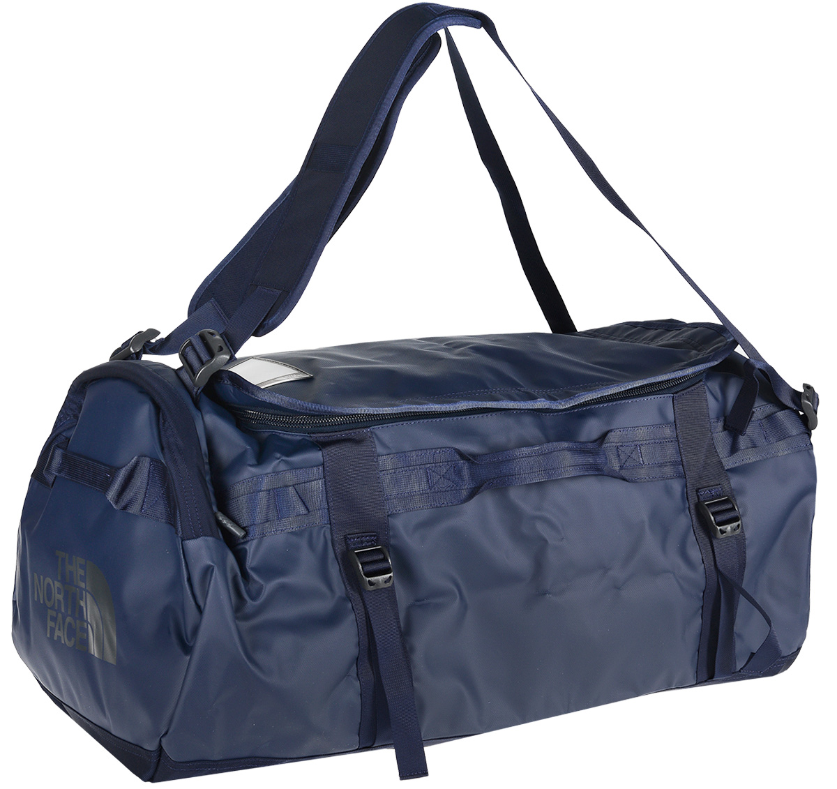 Сумка дорожная The North Face, цвет: синий, 71 л. CWW2_H2GT0CWW2H2G Сумка дорожная The North Face, цвет: синий, 71 л. CWW2_H2GT0CWW2H2GУдобная экспедиционная сумка The North Face, вместительная модель, которая подойдет на любой жизненный случай. Изготовлена модель из сочетания водонепроницаемого баллистического нейлона и полиэстера с TPE ламинированием. Корпус изделия укреплен поперечными лентами с двойной отстрочкой и по бокам четырьмя лентами для утяжки. Модель имеет улучшенные эргономичные плечевые лямки, новые укрепленные боковые ручки, которые позволяют с удобством переносить или тащить тяжелые грузы. Основное отделение сумки застегивается на U-образную молнию с защитой от влаги. Также изделие оснащено дополнительным боковым карманом на молнии с внутренним сетчатым кармашком. Верхняя крышка сумки дополнена небольшим отделением для бейджа с персональными данными, а с внутренней стороны имеет карман на молнии из сетчатой ткани. Оформлена модель износостойким принтом с логотипом бренда.