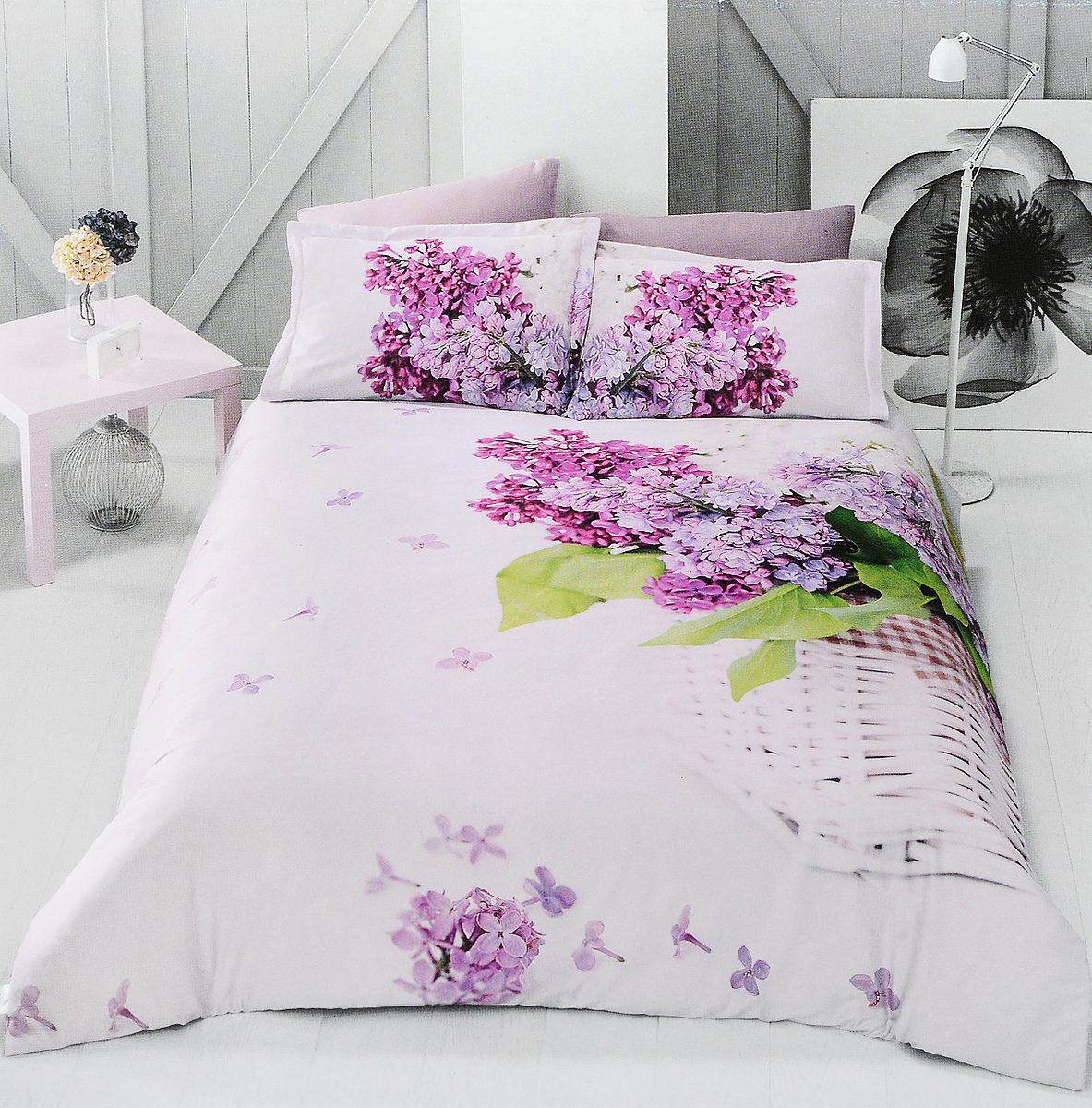 Комплект белья Clasy Lilac, евро, наволочки 50х70, цвет: розовый, фуксия00000005299 Комплект белья Clasy Lilac, евро, наволочки 50х70, цвет: розовый, фуксия00000005299Комплект постельного белья Clasy Lilac состоит из пододеяльника на пуговицах, простыни и 4 наволочек (2 стандартные и 2 с ушками). Изделия выполнены из сатина (100% хлопок). Ткань гладкая и имеет ровный матовый блеск. Секрет заключается в особенно плотном сатиновом переплетении. Несмотря на особую плотность, это постельное белье очень мягкое, спать на нем уютно и тепло. Ткань обладает отличными гигиеническими свойствами - гигроскопичностью, воздухопроницаемостью и гипоаллергенностью. Краска на сатине держится очень хорошо, новое белье не полиняет и со временем не станет выцветать. Такой комплект прослужит дольше любого другого хлопкового белья. Благодаря диагональному пересечению нитей ткань почти не мнется. В производстве белья используются только качественные безопасные импортные красители, которые не содержат вредных химических веществ и позволяют сохранить яркость красок после многократных стирок. Белье упаковано в подарочную картонную коробку.