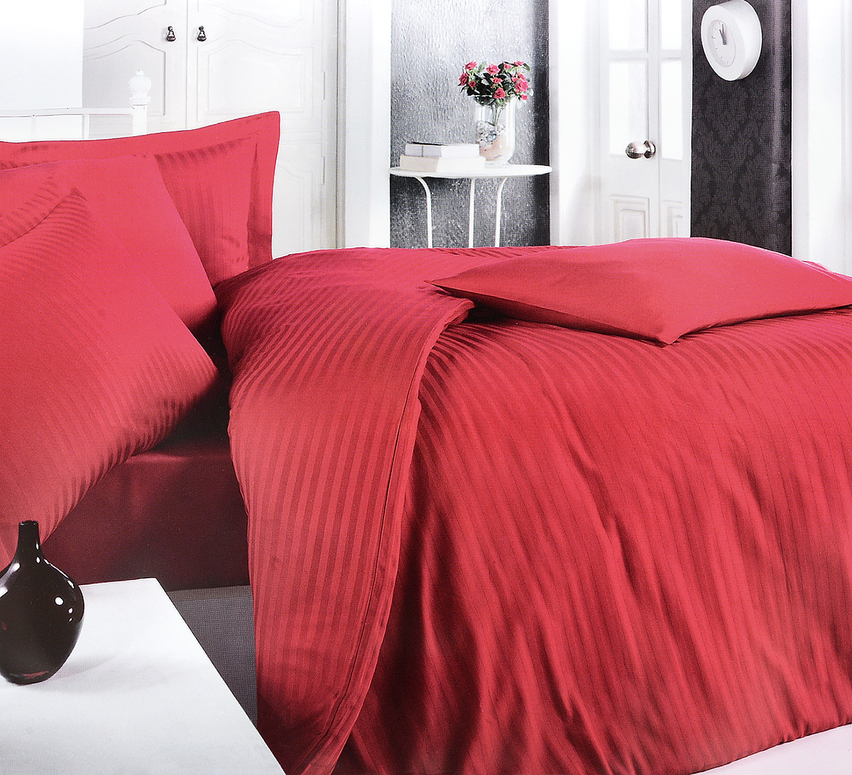 Комплект белья Clasy Stripe Satin, 1,5-спальный, наволочки 50х70, цвет: красный00000005316 Комплект белья Clasy Stripe Satin, 1,5-спальный, наволочки 50х70, цвет: красный00000005316Комплект постельного белья Clasy Stripe Satin состоит из пододеяльника на пуговицах, простыни и 3 наволочек (2 стандартные и 1 с ушками). Изделия выполнены из страйп- сатина (100% хлопок). Страйп-сатин - это очень прочная жаккардовая ткань из 100% хлопка. На вид он напоминает обычный сатин, но с полосками, которые появляются благодаря разному направлению нитей в ткани. Страйп-сатин универсален: он подойдет к любому интерьеру, прослужит вам долго, а рисунок никогда не поблекнет. Из страйп-сатина делают элитное постельное белье, по всем качествам его можно сравнить с самыми дорогими образцами хлопкового белья. Ткань гладкая и имеет ровный матовый блеск. Секрет заключается в особенно плотном сатиновом переплетении. Несмотря на особую плотность, это постельное белье очень мягкое, спать на нем уютно и тепло. Ткань обладает отличными гигиеническими свойствами - гигроскопичностью, воздухопроницаемостью и гипоаллергенностью. Страйп- сатин неприхотлив...