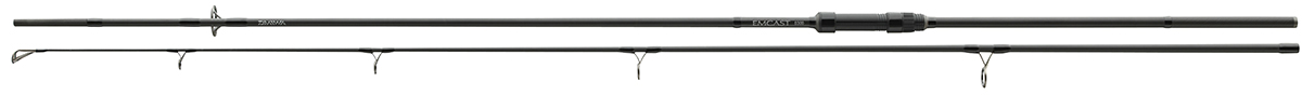 Удилище карповое Daiwa Emcast Carp, 3,9 м, 3.5 lbseTrex20x Удилище карповое Daiwa Emcast Carp, 3,9 м, 3.5 lbseTrex20xКарповые удилища Emcast отличаются тонким и упругим бланком. Обладают достаточным потенциалом для вываживания даже самой крупнойрыбы. Бланки работают в основном вершинкой, что позволяет осуществлять дальние забросы и отрабатывать рывки рыбы, значительно сокращаясходы во время поклевки. Эти два stalker удилища идеально подходят для ловли в прибрежной зоне и отличаются полупараболическим строем.Бланки из высокомодульного углепластика оснащены кольцами на двойной лапке из оксида титана, украшены перекрестным плетением на комелеи поставляются в тканевом чехле.