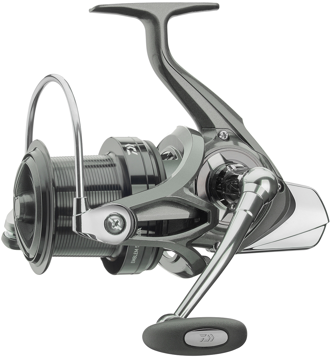 Катушка безынерционная Daiwa Emblem 5000LD QDAMABLSEH10001 Катушка безынерционная Daiwa Emblem 5000LD QDAMABLSEH10001Среди любителей карповой ловли катушки DAIWA Emblem являютсясинонимом надежности уже на протяжении многих лет. Новаясерия Emblem QD продолжает этот успех и предлагает высокуюизносостойкость и надежность в использовании. Привод DigigearII заботится о плавности и тишине хода и обеспечивает более 1метра намотки лески за один поворот ручки – идеально, при ловлена дальних расстояниях. Система фрикциона QD drag позволяетотрегулировать тормозное усилие за секунды, в то время как клипсалески HIP (high impact) бережет леску от разрыва во время дальнихзабросов.