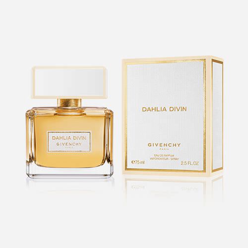 Givenchy Dahlia Divin Туалетная вода женская, 30 мл962627 Givenchy Dahlia Divin Туалетная вода женская, 30 мл962627Удивительный дизайн удобного маленького золотящегося изнутри флакона с окантованной золотом белой крышечкой выглядит восхитительно, полностью соответствуя изысканному коктейлю Dahlia Divin. Композиция ненавязчивого аромата начинает играть спелыми нотами сливы Мирабель с энергичными, впечатляющими сладковато-терпковатыми запахами белых цветов и жасмина, перерождаясь в изумительный, переливающийся теплый шлейф из освежающего ветивера, бархатистого сандала и пачули. Женственный, аристократичный аромат Givenchy Dahlia Divin вызвал особый интерес среди миллионов поклонниц и удостоился высоких похвал, согревая своей умиротворенной теплотой своих обладательниц.