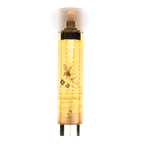 The Yeon Jeju Canola Медовая интенсивная сыворотка для лица, 200млУТ-00000564 The Yeon Jeju Canola Медовая интенсивная сыворотка для лица, 200млУТ-00000564Мульти-функциональная сыворотка содержит 42% медового экстракта Канолы. Медовая сыворотка разработана таким образом, чтобы восстановить и сохранить баланс влаги и масел в коже. Мед отличный проводник влаги, именно поэтому он является одним из основных природных компонентов, служащих в качестве увлажнителя, а значит и источником упругости кожи. Тонер, эссенция и сыворотка (формула 3-в-1). Мульти-функциональность сыворотки, а также активные компоненты, входящие в состав, славятся своими полезными свойствами: 42% медового экстракта Канолы, экстракт алоэ с острова Чеджу, экстракт брокколи и экстракт киви. Ингредиенты, микро-элементы которых, являются залогом сияющей здоровьем кожи.