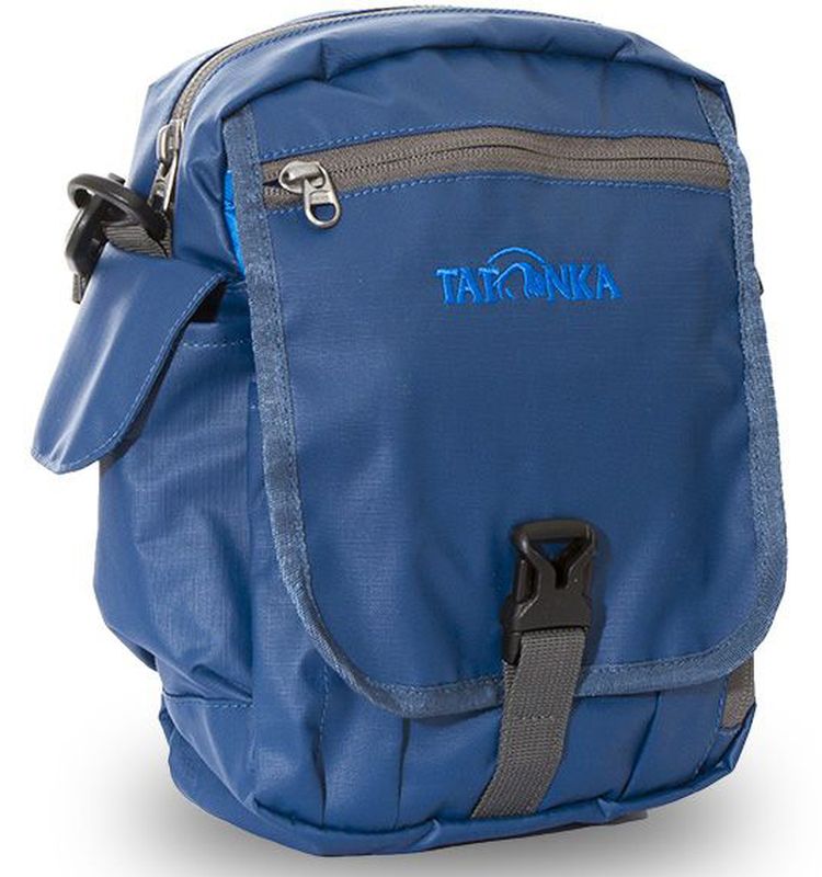 Сумка на плечо Tatonka Check in Clip, цвет: синий, 23 x 17 x 8 смMM-610-3/4 Сумка на плечо Tatonka Check in Clip, цвет: синий, 23 x 17 x 8 смMM-610-3/4Вместительная дорожная сумка Tatonka Check in Clip, выполненная из водоотталкивающей ткани, подходит для хранения документов и полезных мелочей в путешествии. Такую сумку можно носить как на плече, так и на поясе. Изделие располагает большим основным отделением с двумя молниями, множеством кармашков и мини-органайзером. Крышка-клапан фиксируется фастексом. Особенности:- петли для переноски на поясе;- съемный плечевой ремень; - ручка для переноски; - органайзер; - множество продуманных отделений; - боковой карман для телефона. - фирменный логотип. - водоотталкивающая ткань и прочные молнии.