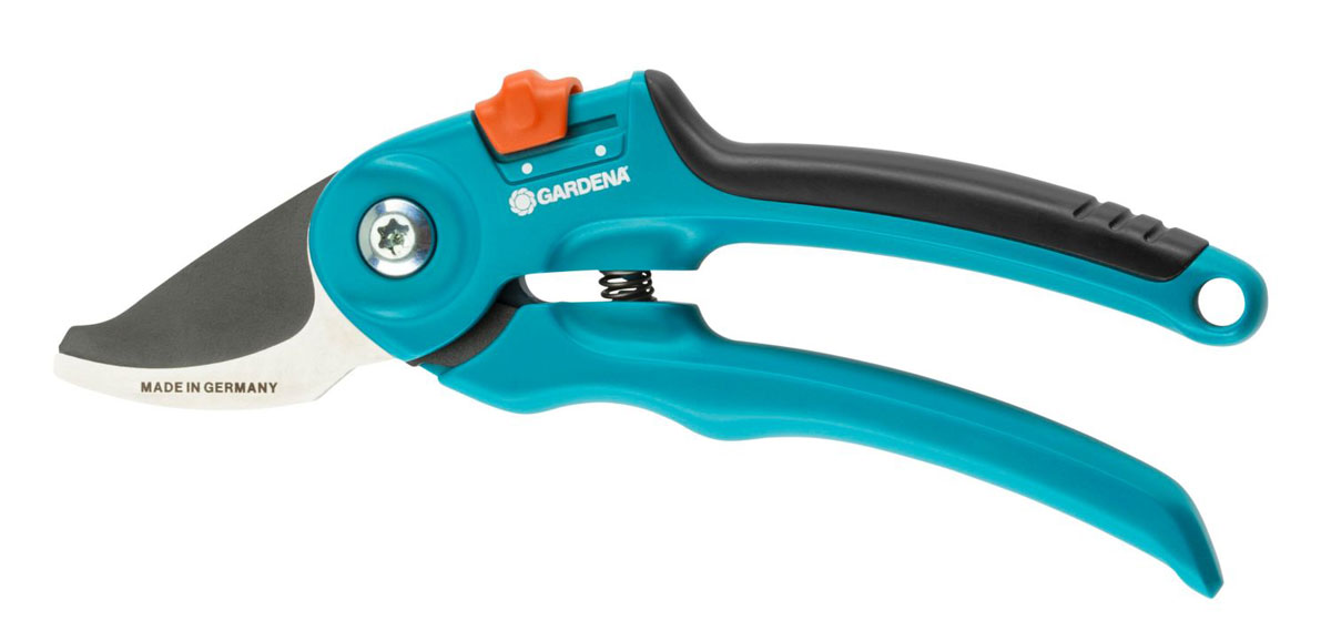 Секатор Gardena Classic08854-20.000.00 Секатор Gardena Classic08854-20.000.00Секатор Gardena Classic обладают всеми качествами, присущими хорошему секатору. Они современны и эргономичны, обеспечивают высокую мощность обрезки, наилучшим образом подходят для срезания цветов и молодых побегов. Лезвия имеют прецизионную заточку и покрытие от налипания. В секаторах предусмотрен желобок для стекания сока растений и резак для проволоки. Благодаря рукояткам эргономичной формы секатор удобно лежит в руке. Компоненты из мягкого пластика обеспечивают надежный хват и комфортную работу. Фиксатор, переключаемый одной рукой, дает возможность с легкостью заблокировать секатор для безопасного хранения. Максимальный диаметр подрезки - 20 мм.