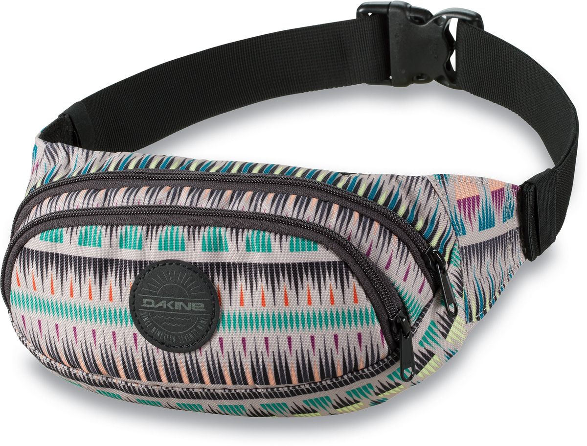 Сумка поясная женская Dakine Hip Pack Zanzibar, цвет: мультиколор, 0,6 л. 821030000127359 8210300 Сумка поясная женская Dakine Hip Pack Zanzibar, цвет: мультиколор, 0,6 л. 821030000127359 8210300Поясная сумка с двумя отделениями. Регулируемый поясной ремень.