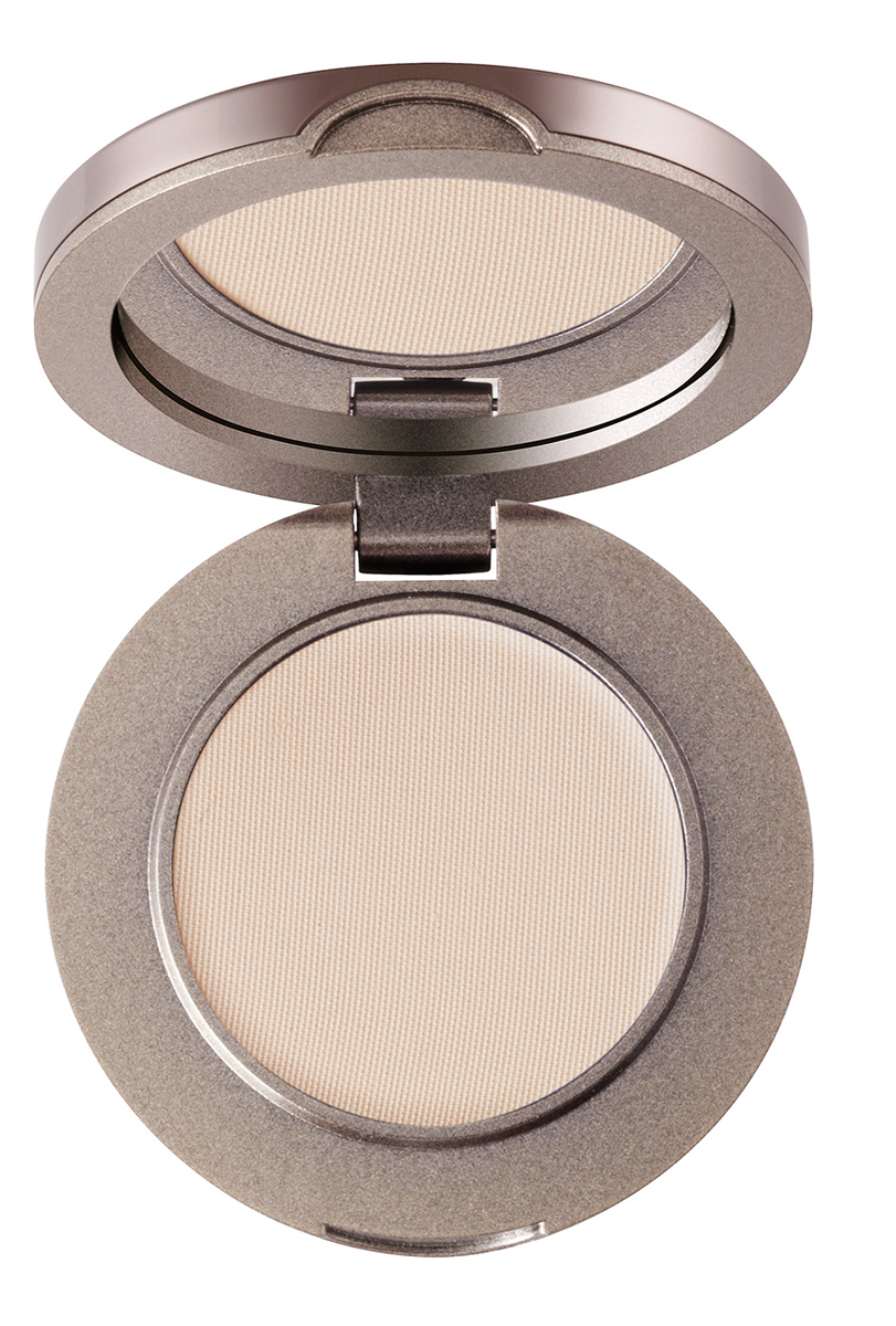 Delilah Тени для век тон Daisy, 1,6 грDLL1607 Delilah Тени для век тон Daisy, 1,6 грDLL1607Тени Colour Intense имеют два варианта финиша – матовый и с шиммером. Сияющий финиш сочетает в себе гладкость и мягкость кремовой текстуры с удобством компактной. Результат – сверкающий цвет и легкость растушевки на веках. Матовый финиш обеспечивается засчет ультрамелкого помола с глубоким насыщенным пигментом, который прекрасно ложится и позволяет регулировать интенсивность нанесения. Тени Colour Intense легко наносятся и растушевываются, давая возможность сделать профессиональный и действительно стойкий макияж.